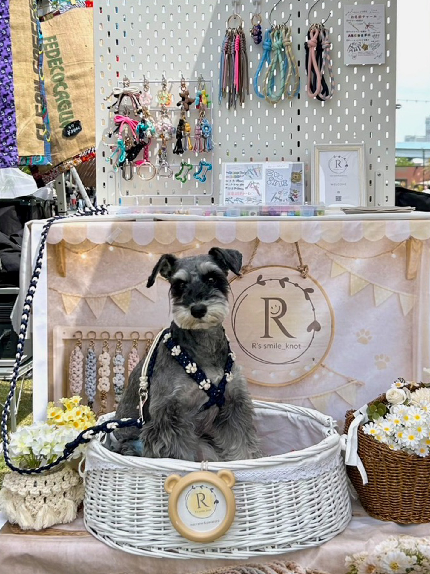 「R's smile_knot」でハーネス＆リードを新調し、フォトスポットでおすましする愛犬オレオ。娘はアルファベットで名前が作れるチャームをゲットしていました