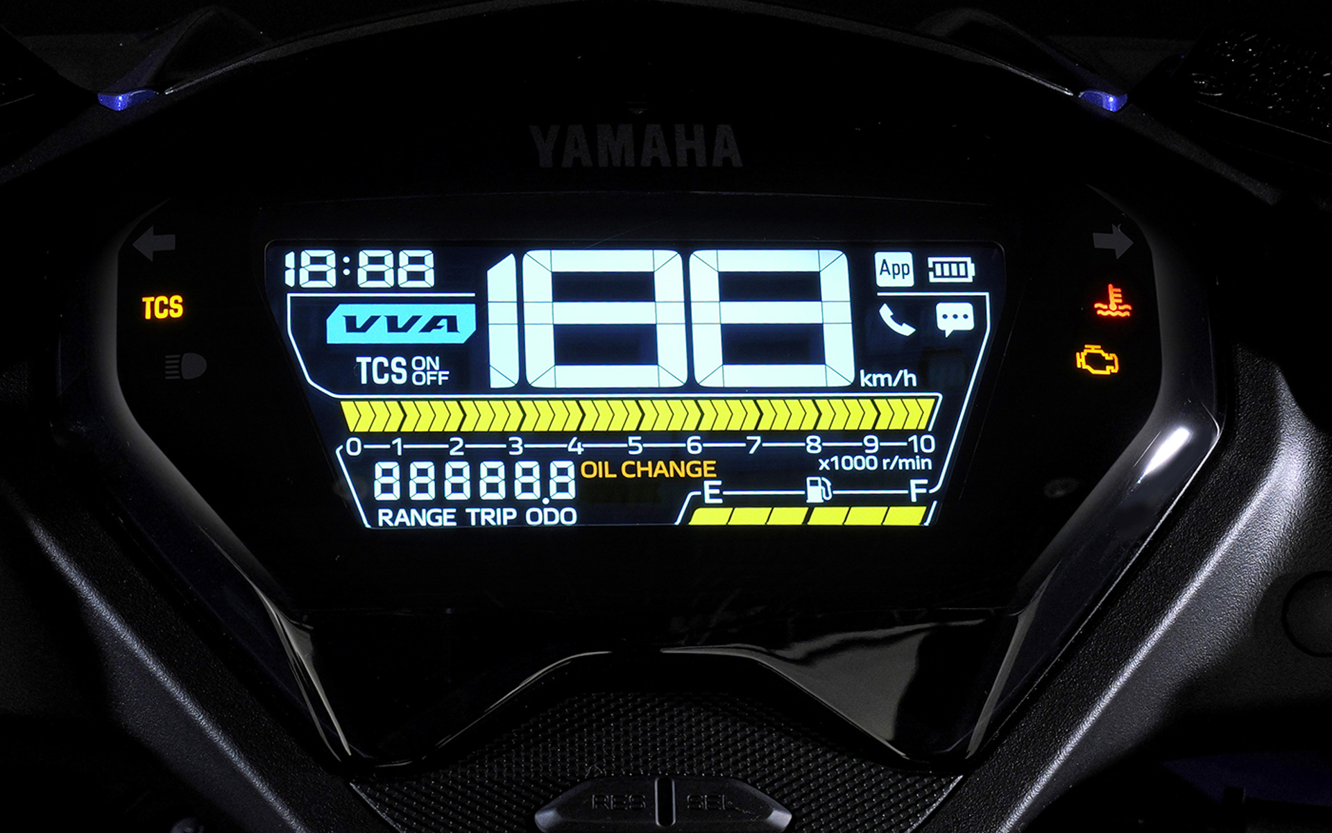 自動調光機能を搭載した高コントラストの4.6インチLCDカラーメーター（推定航続可能距離表示機能付）を採用