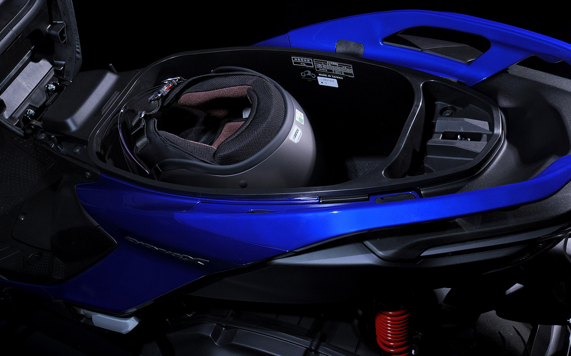 効率的なスペース設計によりフルフェイスヘルメットを収納できる約28Lのシート下収納