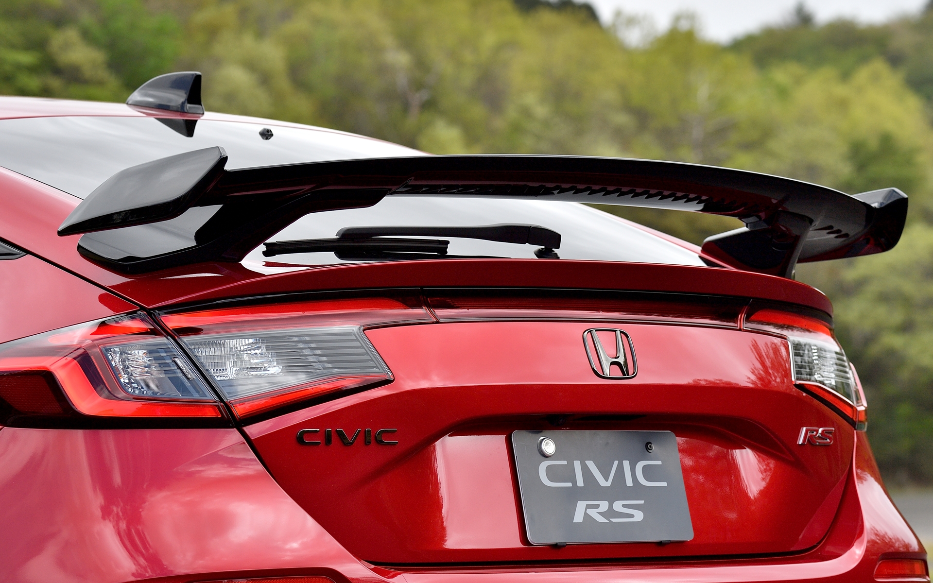 シビックTYPE R用テールゲートスポイラーのデザインや“実効空力”機能をシビック向けに最適化。ウイング下面の鋸刃（シェブロン）形状により乱流を低減し、車両安定性の向上させるテールゲートスポイラー（ウイングタイプ）は6万8200円。ダックテールタイプは5万9400円