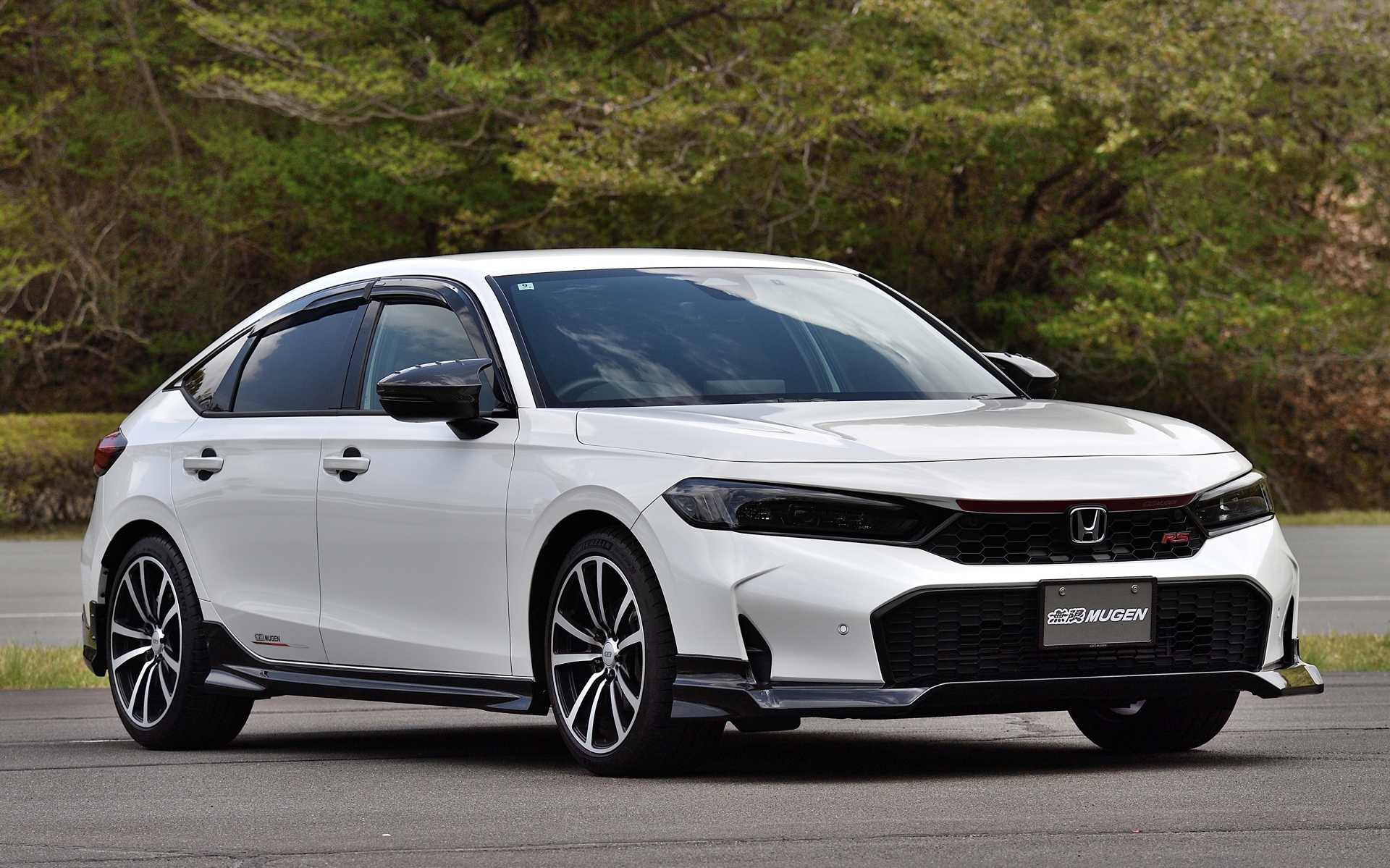 フロントアンダースポイラーは塗装済みが9万9000円、未塗装は8万8000円。サイドガーニッシュは塗装済みが10万6700円、未塗装は10万1200円。カーボンドアミラーカバーは11万円