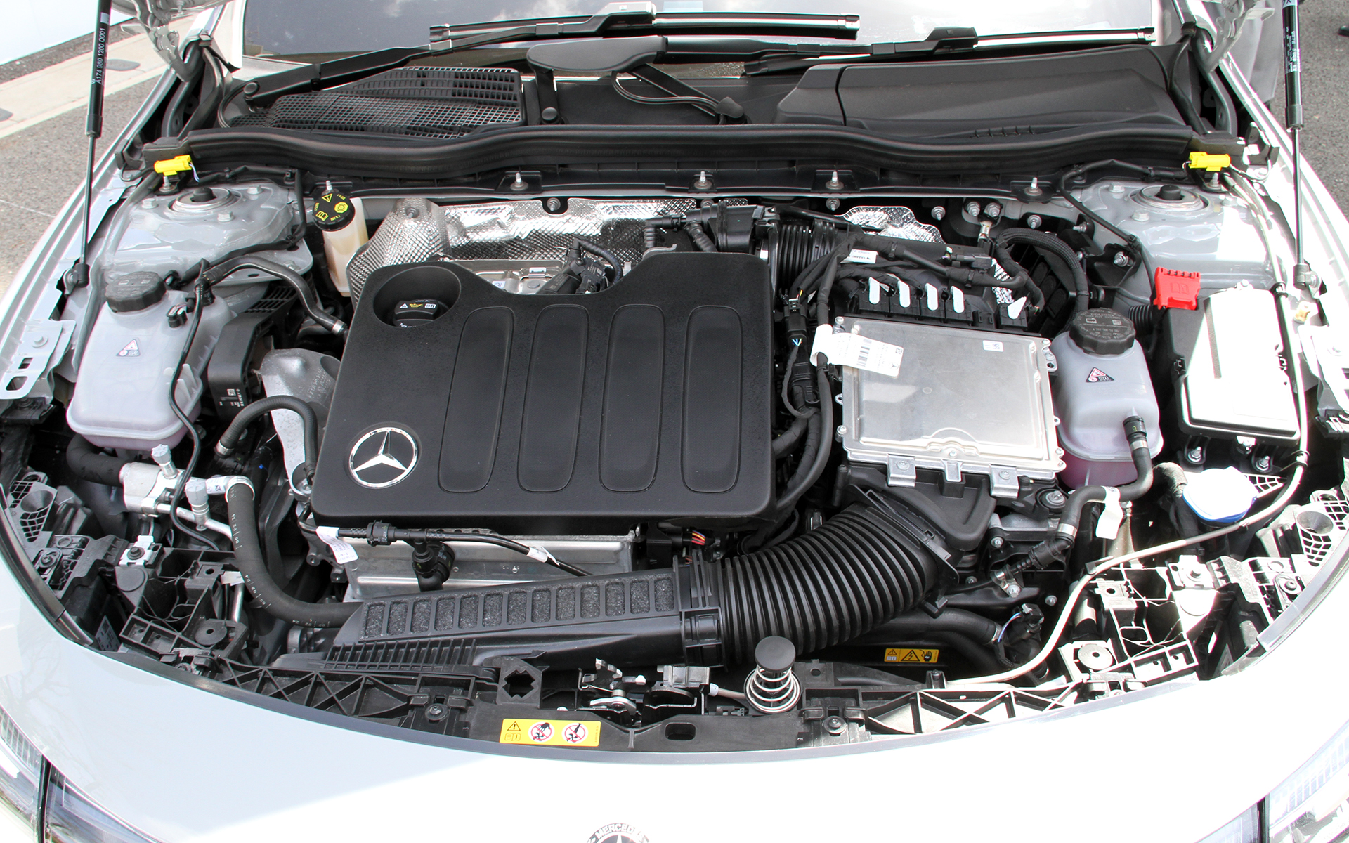 新型CLAではBEVと48Vハイブリッド内燃機関モデルを用意（写真は後者）