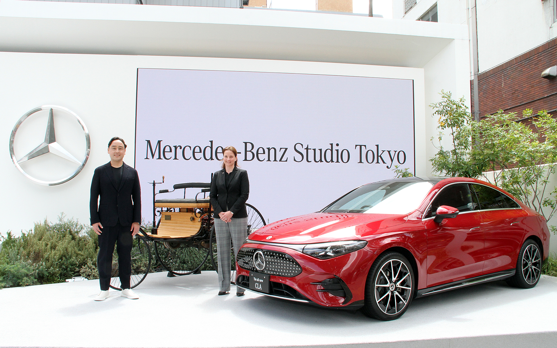 新ブランド体験拠点「Mercedes-Benz Studio Tokyo」の前で記念撮影に応じる、メルセデス・ベンツ日本合同会社 社長兼CEOのゲルティンガー剛氏（左）、営業企画部門 ダイレクターのアイケルカンプ・サブリナ氏（右）