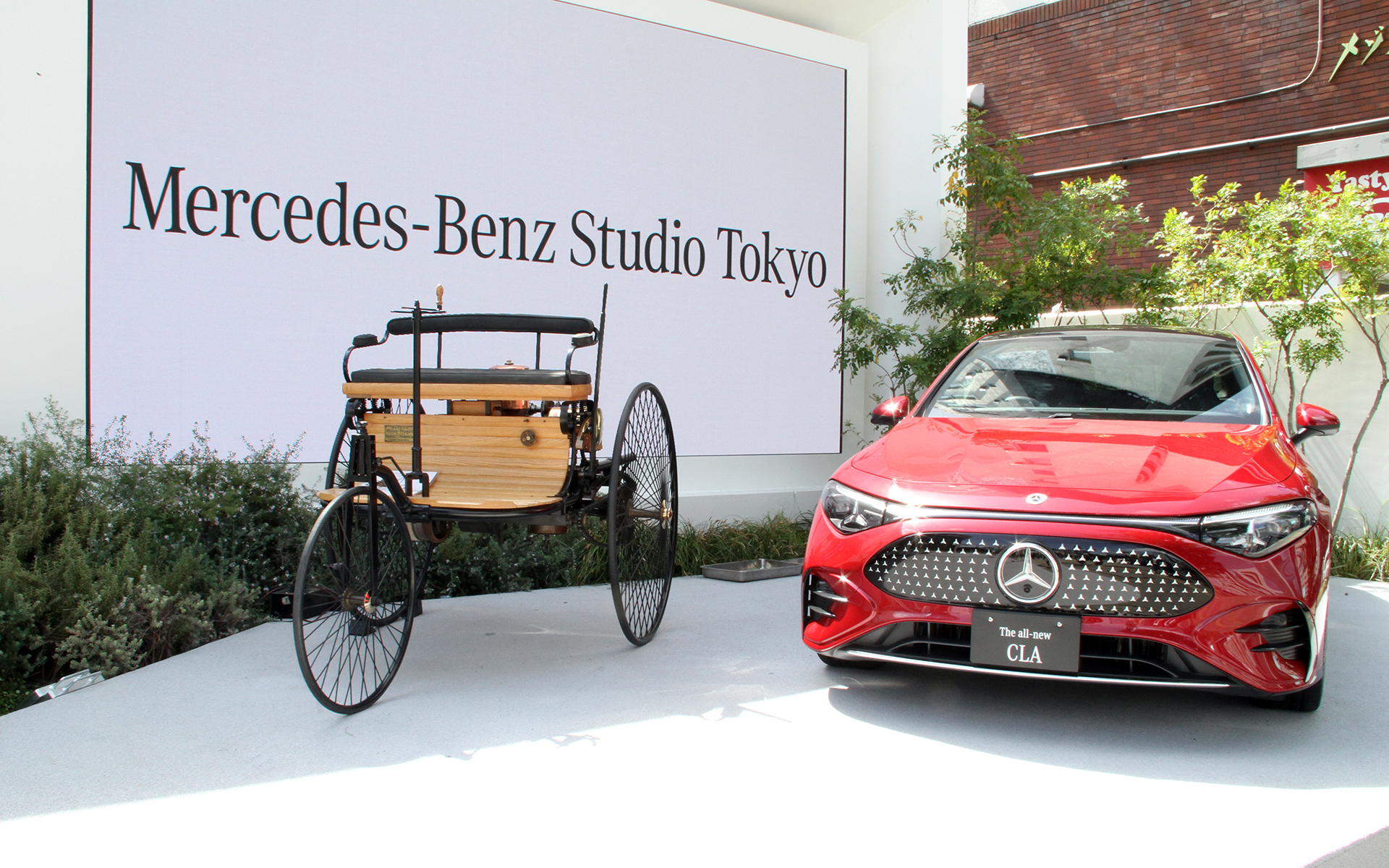 青山通りの表参道交差点にある「Mercedes-Benz Studio Tokyo」。4月22日にはパテント・モトールヴァーゲンと新型CLAがメインエントランス横に並べられた