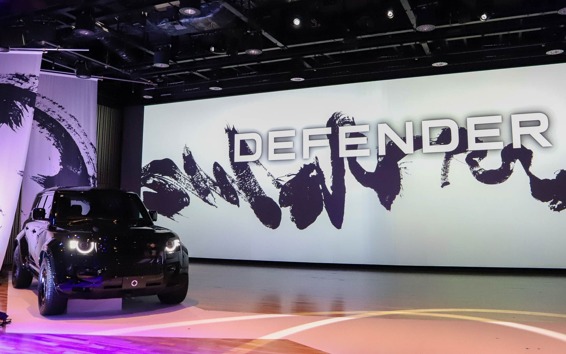 岡田准一さんのディフェンダー・ブランドアンバサダー就任発表会の会場に展示された「ディフェンダー 110 オクタ ブラック」