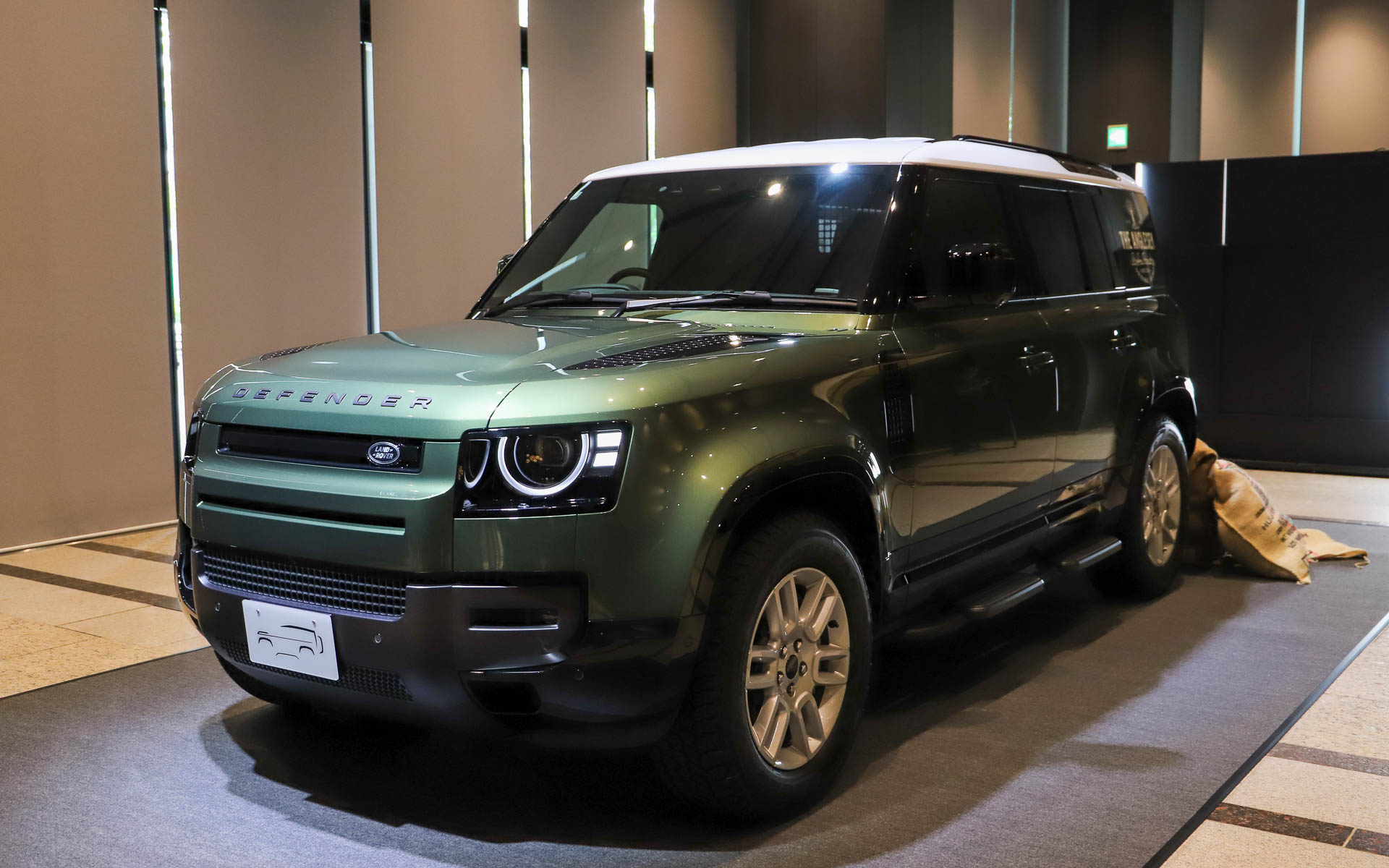 岡田准一さんのディフェンダー・ブランドアンバサダー就任発表会の会場に展示された2026年モデルの「ディフェンダー 110 ハードトップ X-DYNAMIC SE」