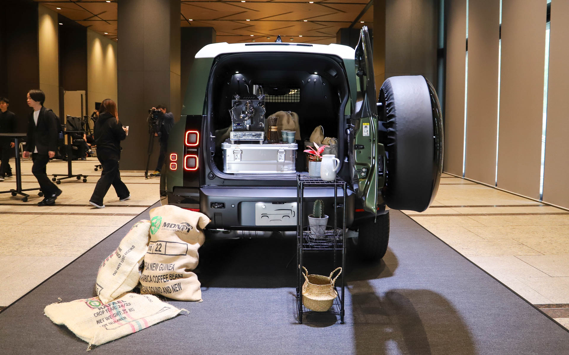 架空のコーヒーショップをイメージした展示となっていた