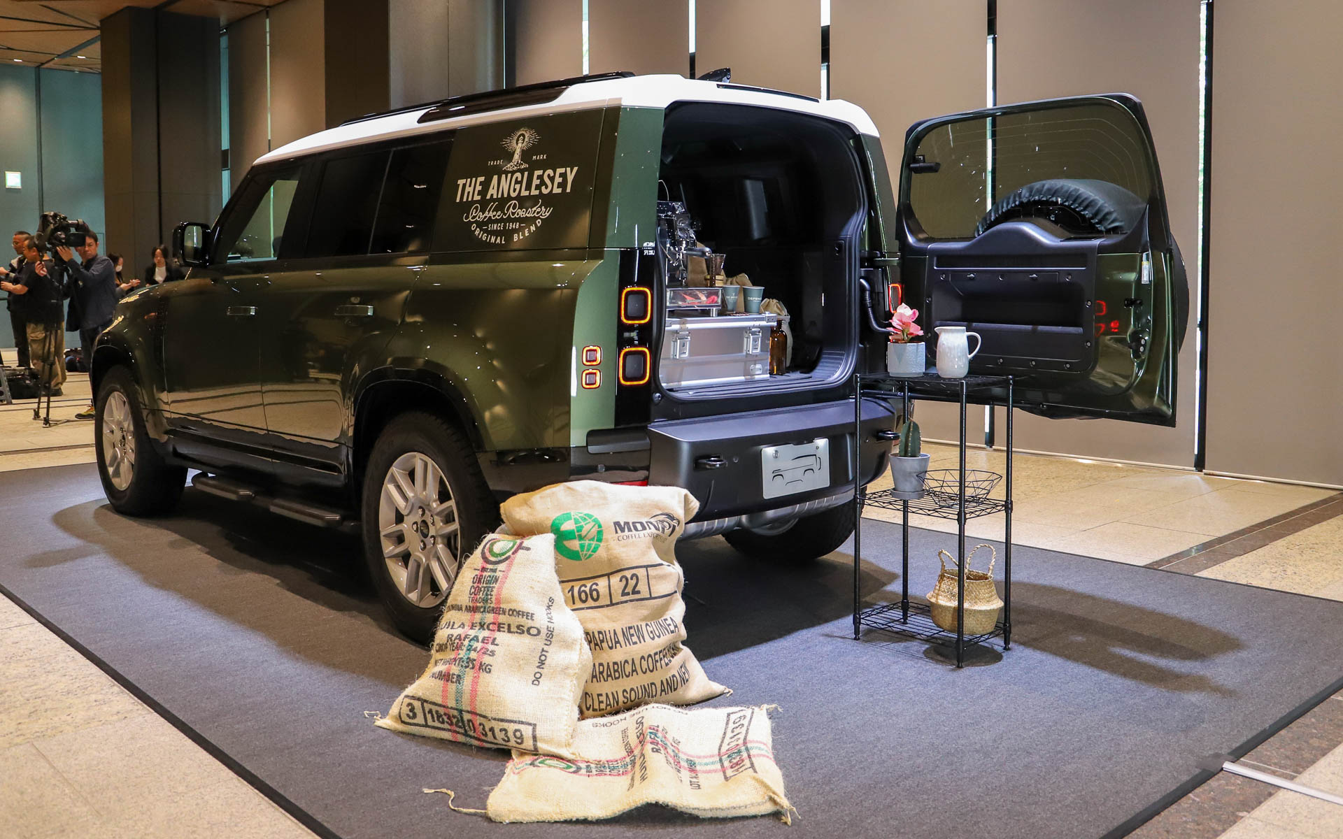 架空のコーヒーショップをイメージした展示となっていた