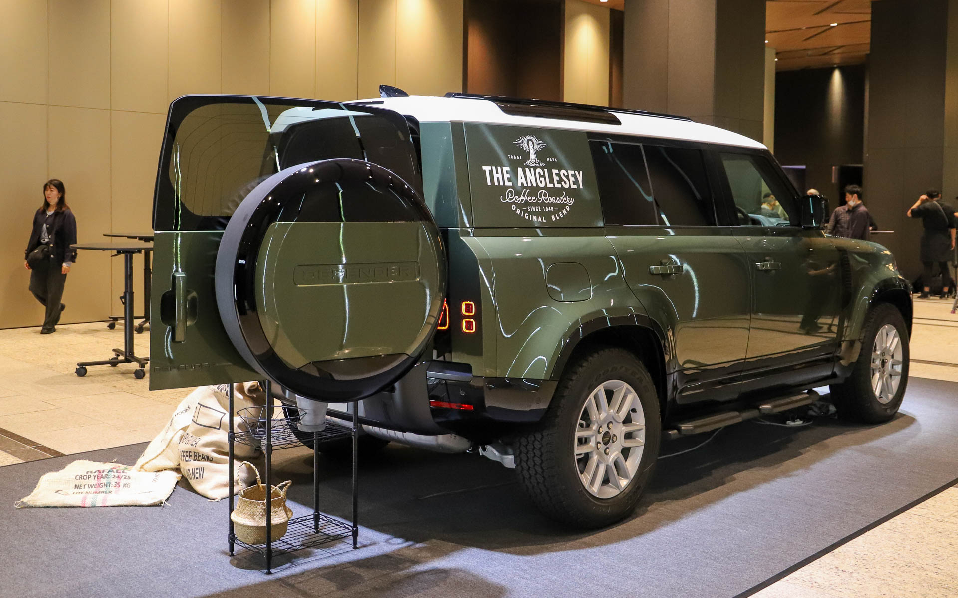 架空のコーヒーショップをイメージした展示となっていた