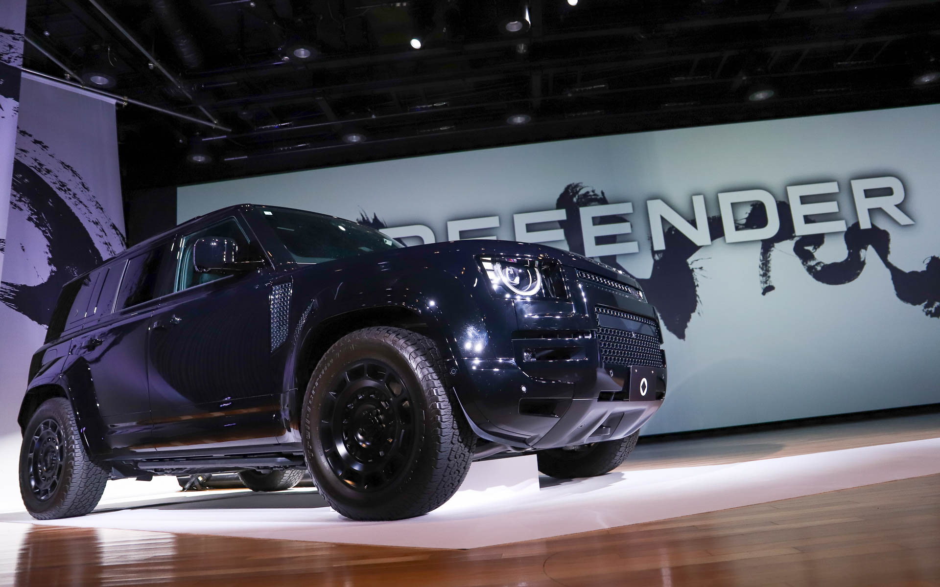 岡田准一さんのディフェンダー・ブランドアンバサダー就任発表会の会場に展示された「ディフェンダー 110 オクタ ブラック」