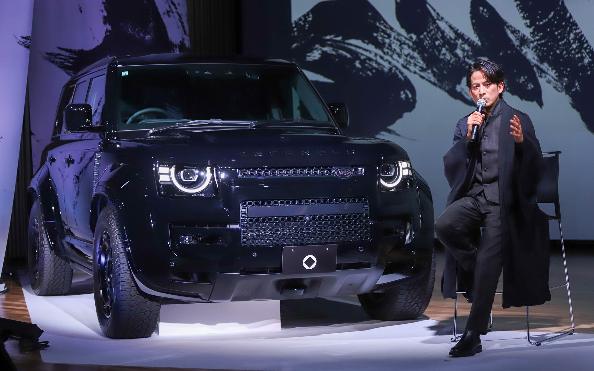 ディフェンダー・ブランドアンバサダー発表会でトークセッションを行なう岡田准一さん