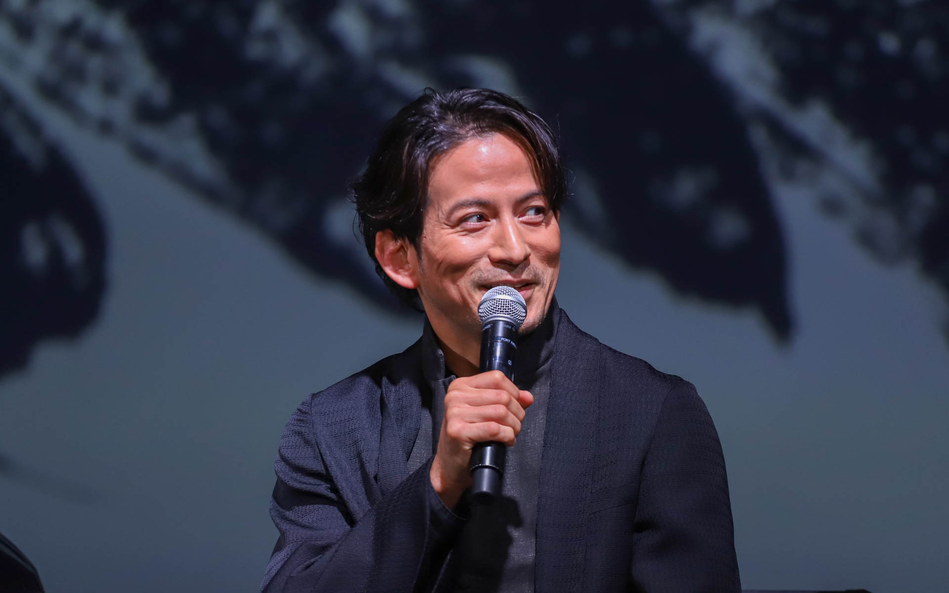 笑顔を交えながら、ディフェンダーについて語る岡田准一さん