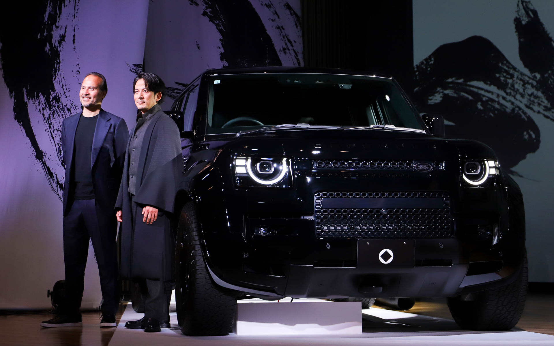 ディフェンダー オクタ ブラックとマグナス・ハンソン社長、岡田准一さん