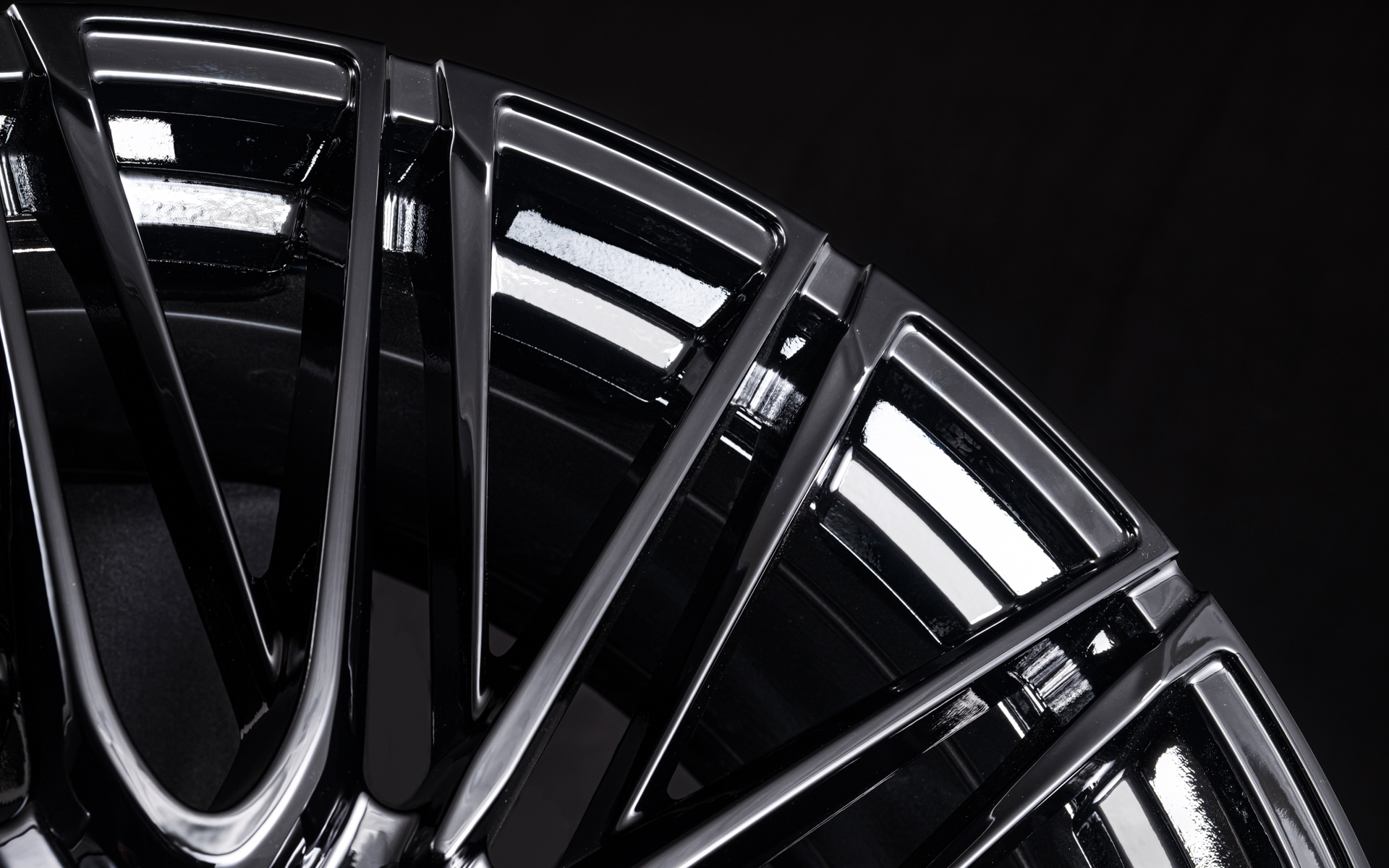 スポークをリム外端まで伸ばすことでより大径に見えるほか、サブスポークにうねりを与えたことで、見る角度によって陰影が切り替わる。純正ナットやボルト、レクサス純正センターキャップも装着可能なのもポイント