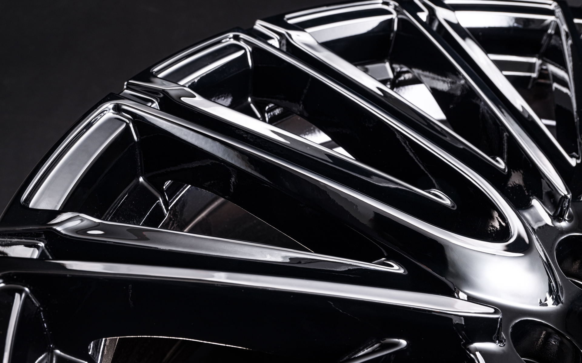 スポークをリム外端まで伸ばすことでより大径に見えるほか、サブスポークにうねりを与えたことで、見る角度によって陰影が切り替わる。純正ナットやボルト、レクサス純正センターキャップも装着可能なのもポイント