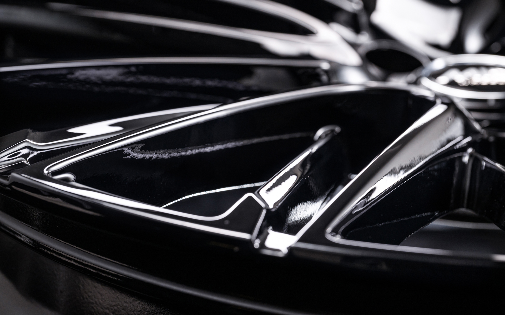 スポークをリム外端まで伸ばすことでより大径に見えるほか、サブスポークにうねりを与えたことで、見る角度によって陰影が切り替わる。純正ナットやボルト、レクサス純正センターキャップも装着可能なのもポイント