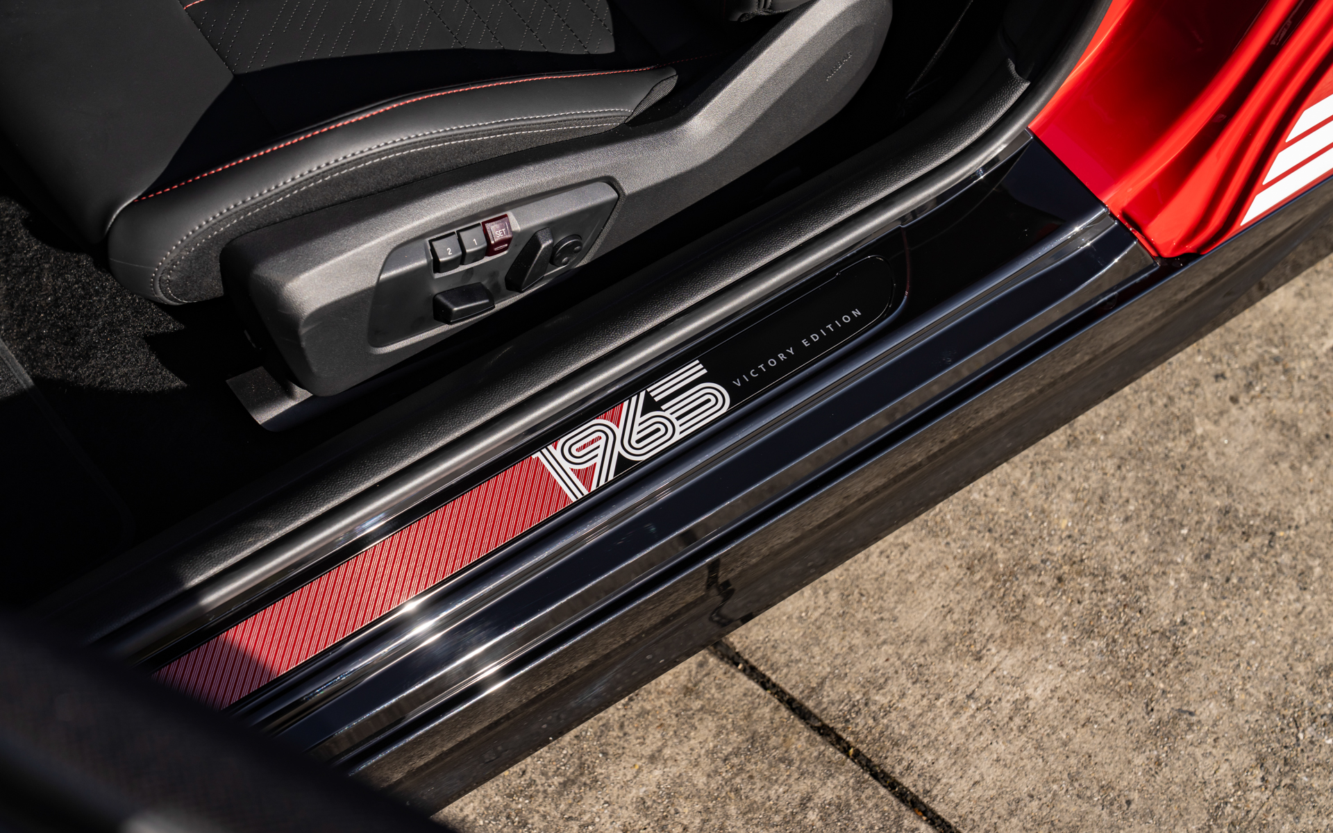 1965が書かれたスカッフプレート