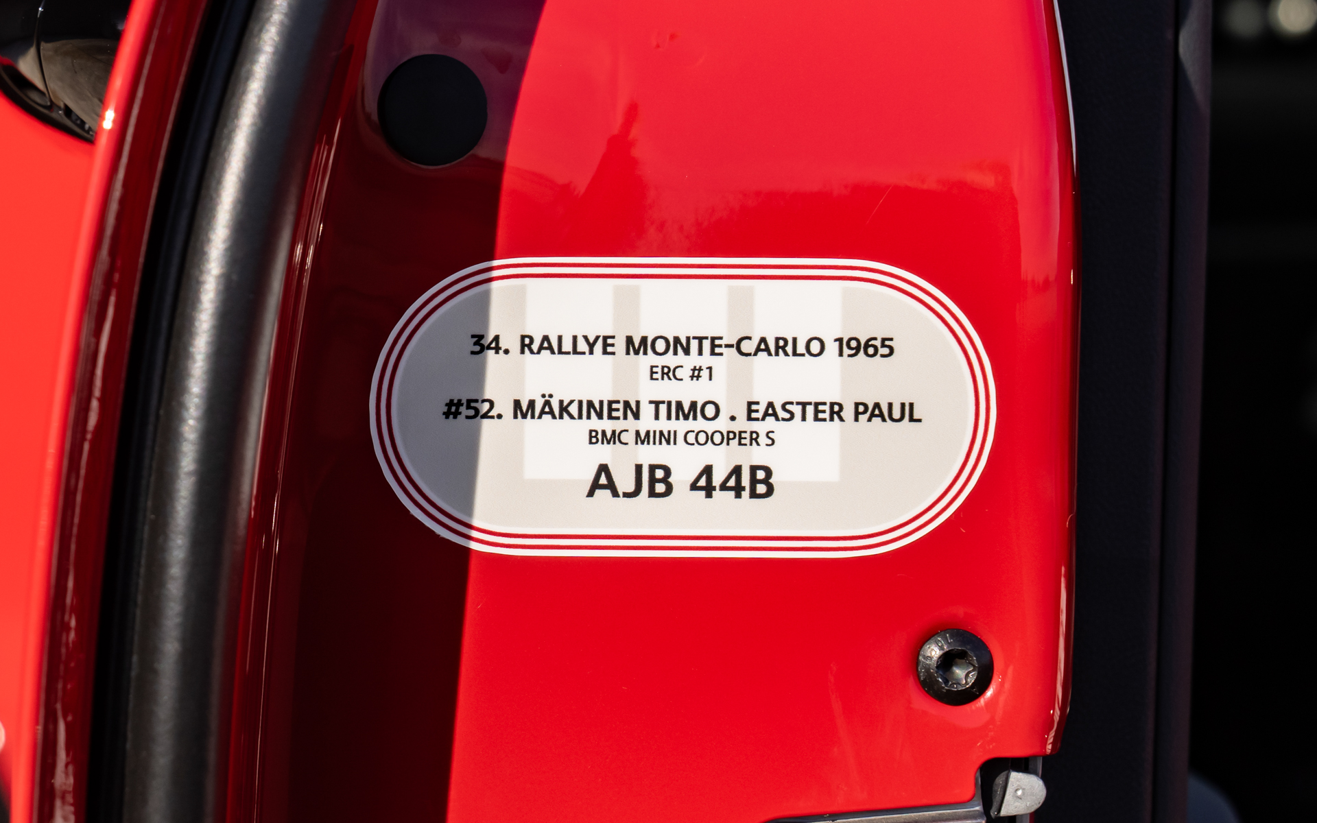 ドアを開けた内側には1965年のモンテカルロラリーに関する情報が書かれたシールも貼られている