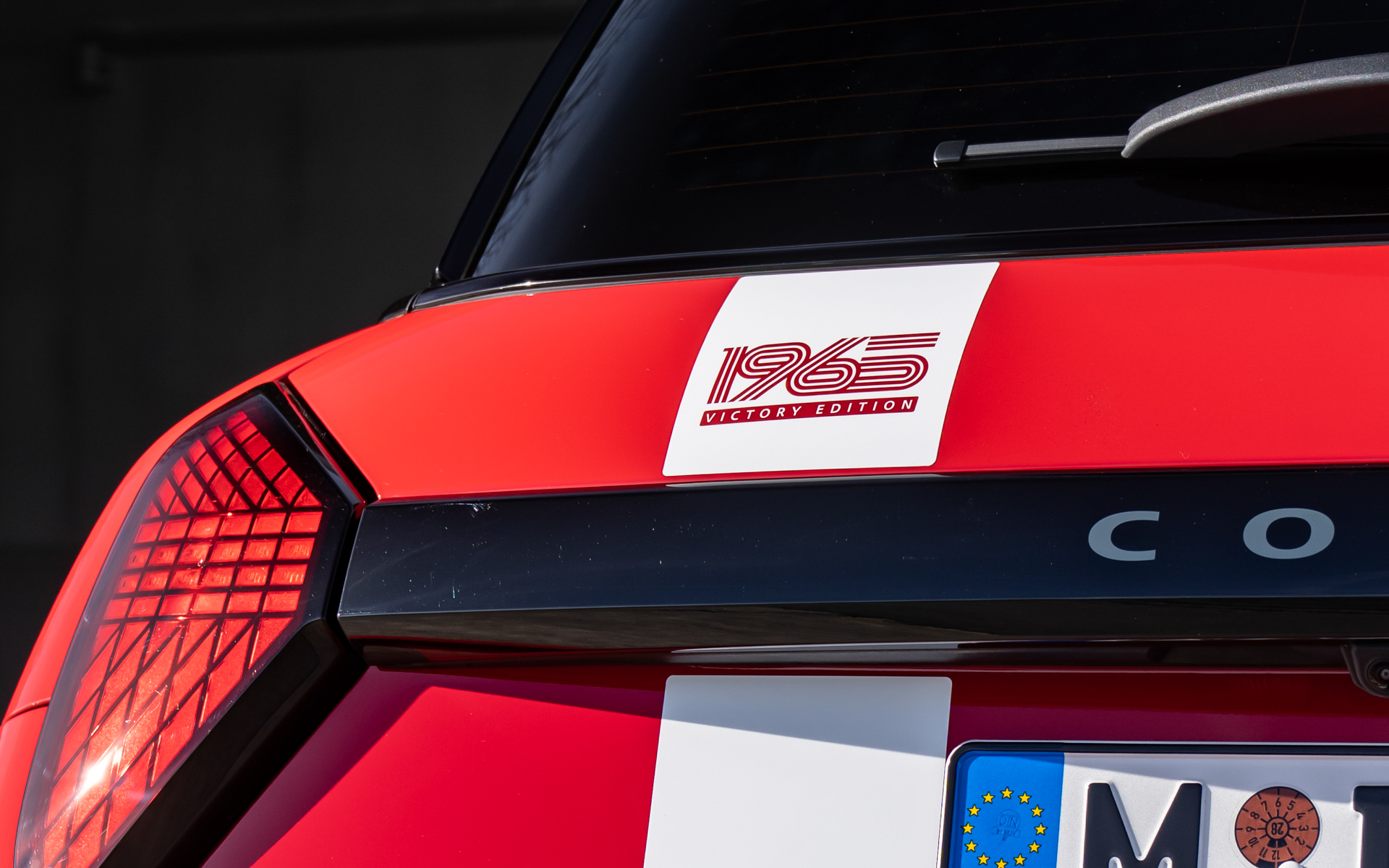テールゲートのホワイトストライプには「1965ビクトリーエディション」の文字も入る