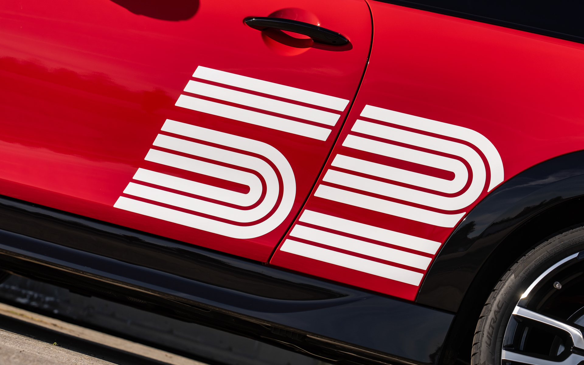 1965年に活躍したオリジナル車両のゼッケン「52」がボディサイドに入る