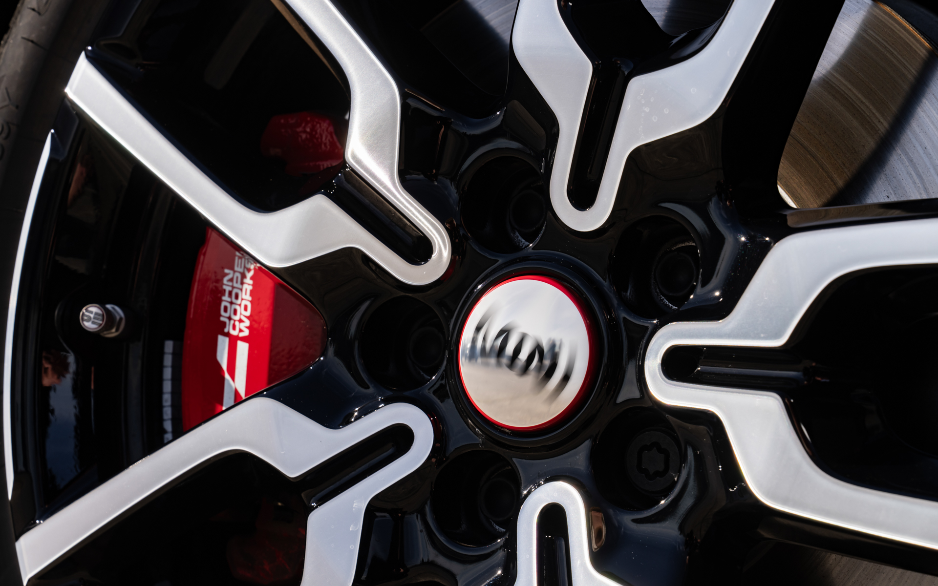 フローティングセンターキャップと専用カラーで塗装されたバルブキャップ仕様となる