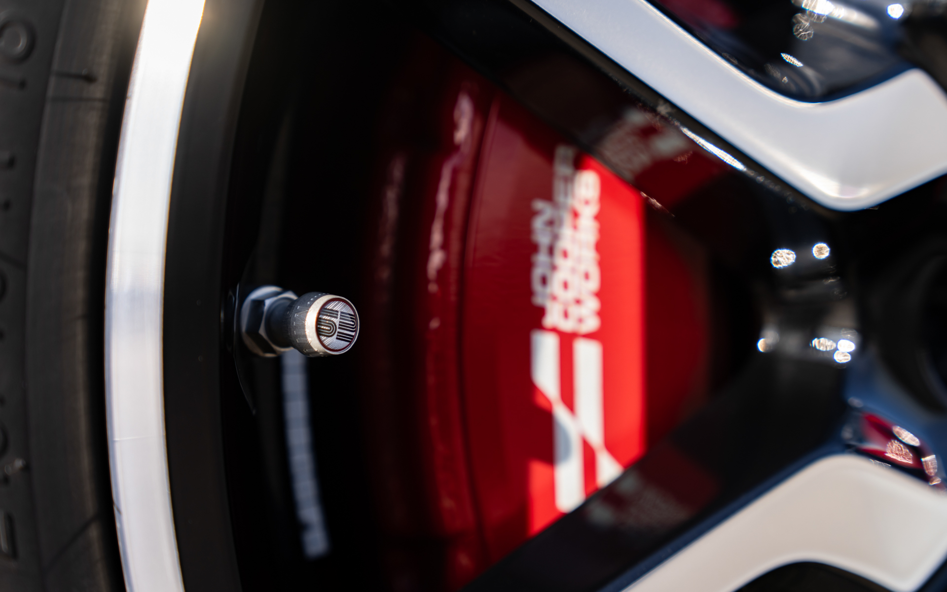 フローティングセンターキャップと専用カラーで塗装されたバルブキャップ仕様となる