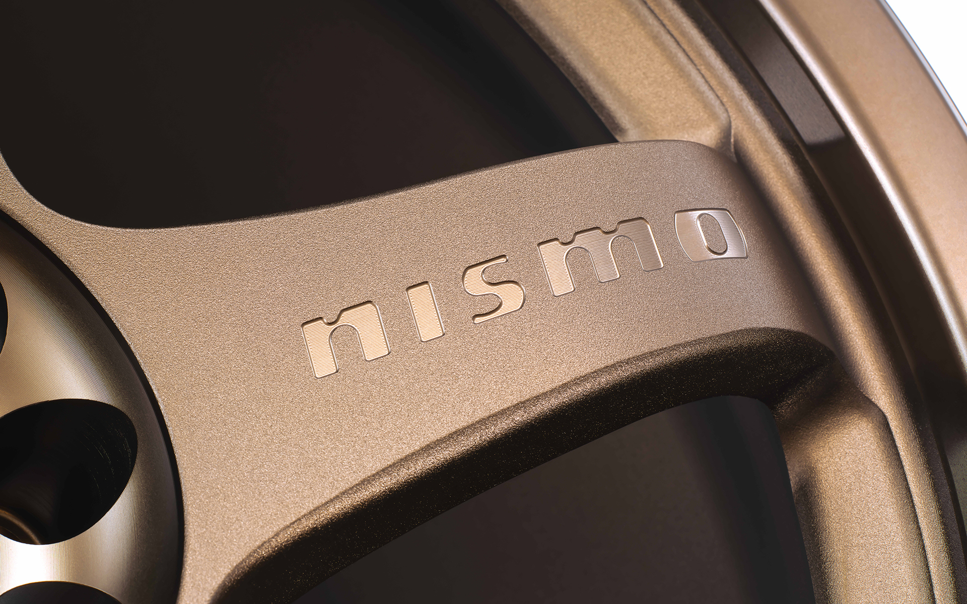 スポーク部にマシニング加工で入る“NISMO”ロゴはアルマイト処理も施されている