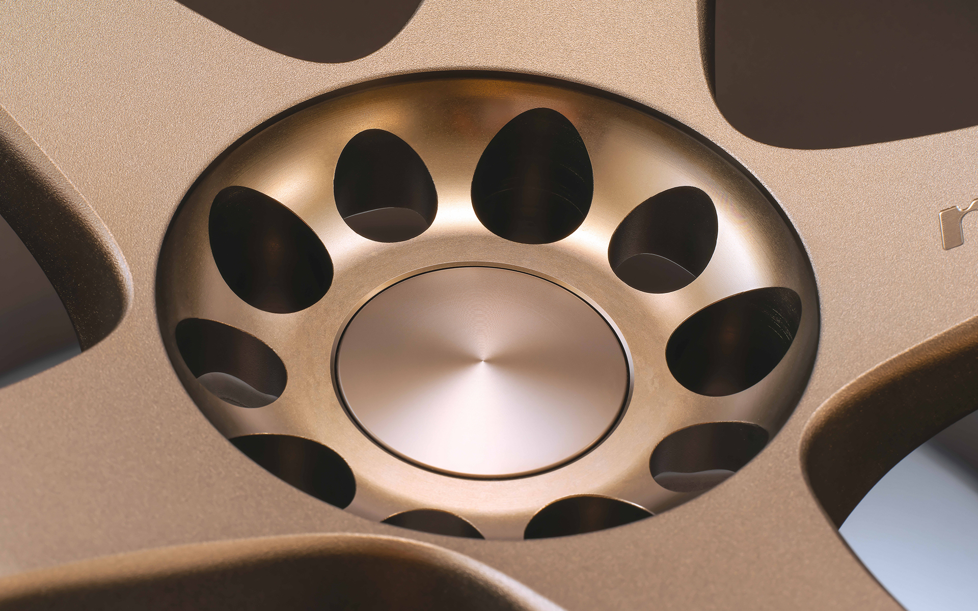 センター部とリム部は切削加工後にそれぞれアルマイト処理が施されている