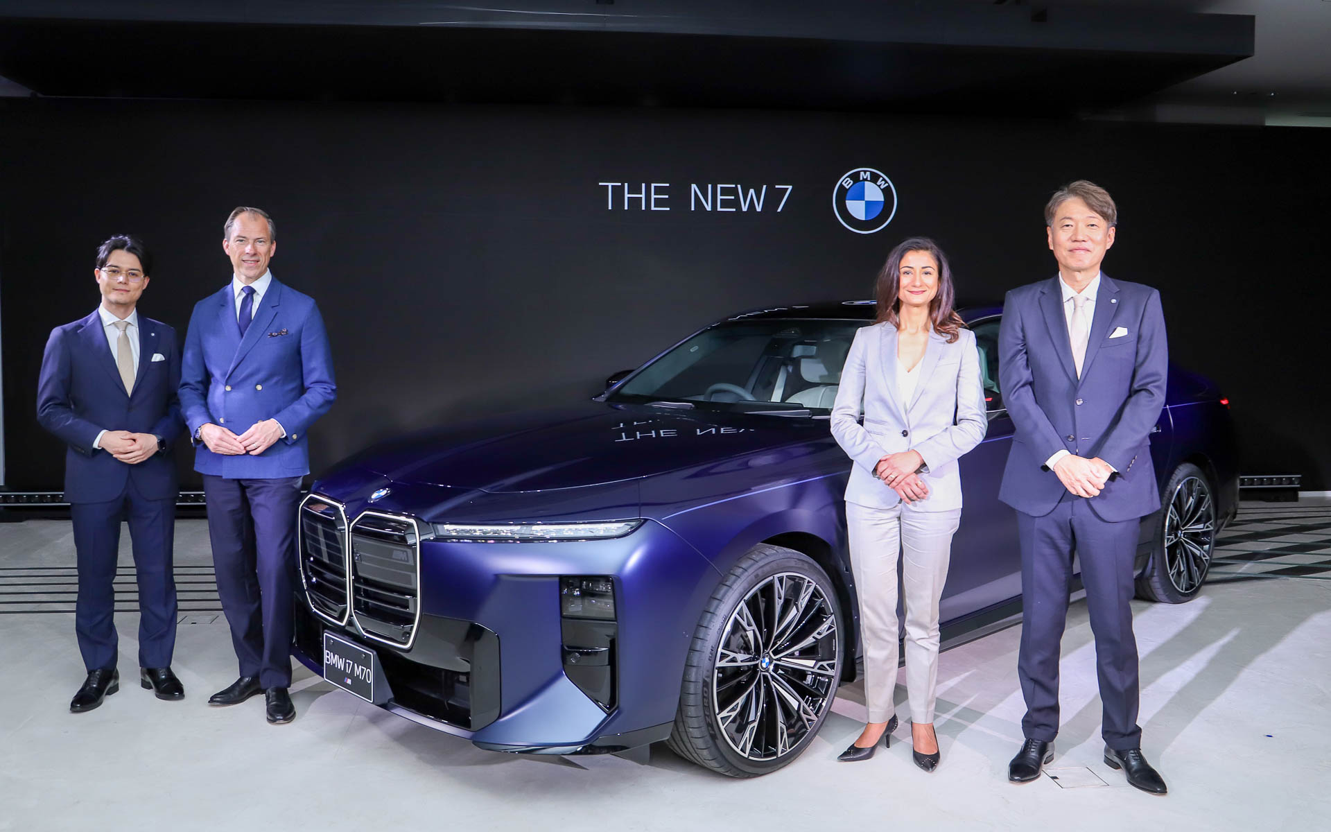 新型「7シリーズ」を日本初公開。左からビー・エム・ダブリュー株式会社 BMWブランド・マネジメント・ディビジョン プロダクト・マーケティング プロダクト・マネージャー ケビン・プリュボ氏、BMW本社 開発部門 先進デザイン、デザイン・ワークス、デザイン・アイデンティティ部 ヴァイス・プレジデント アンダース・ワーミング氏、BMW本社 営業部門 アジア太平洋、東ヨーロッパ、中東、アフリカ地域担当 シニア・ヴァイス・プレジデント リトゥ・チャンディ氏、ビー・エム・ダブリュー株式会社 代表取締役社長 上野金太郎氏