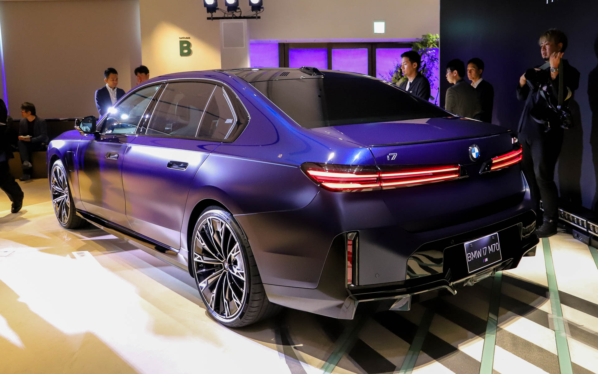 会場に展示された車両はバッテリEV（電気自動車）の「i7 M70」