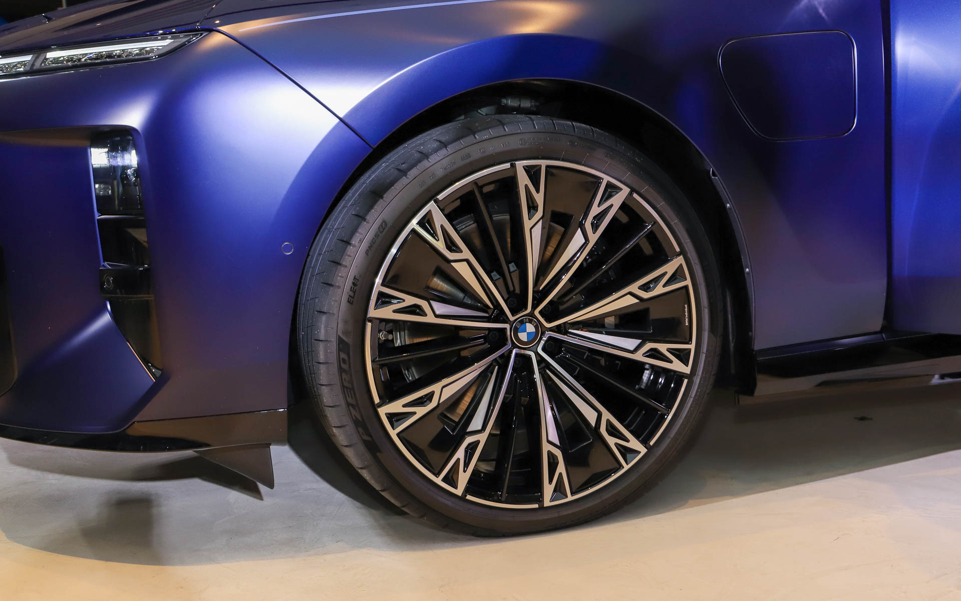 会場に展示された車両はバッテリEV（電気自動車）の「i7 M70」