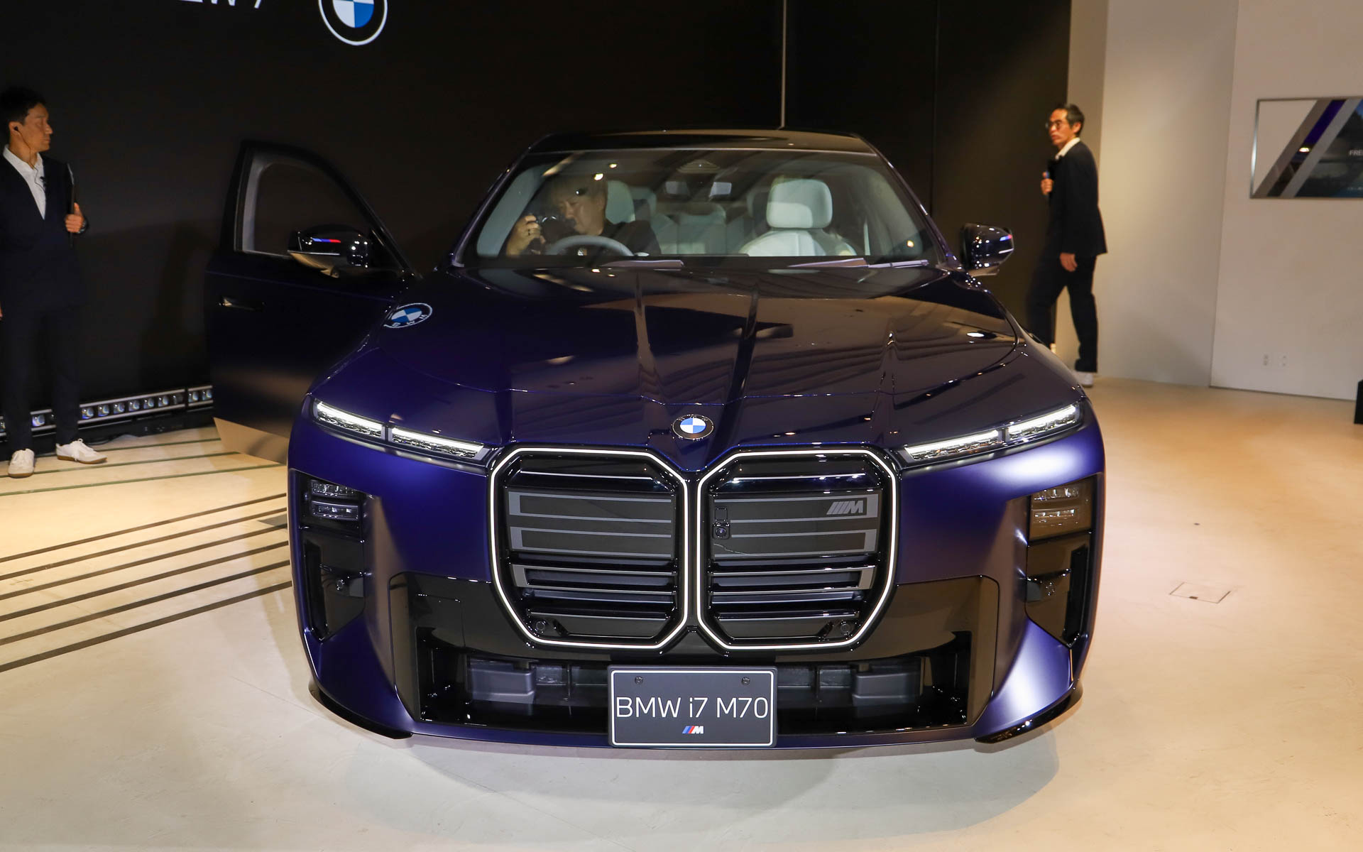 特徴的なフロントデザインと、シンプルなリアデザイン