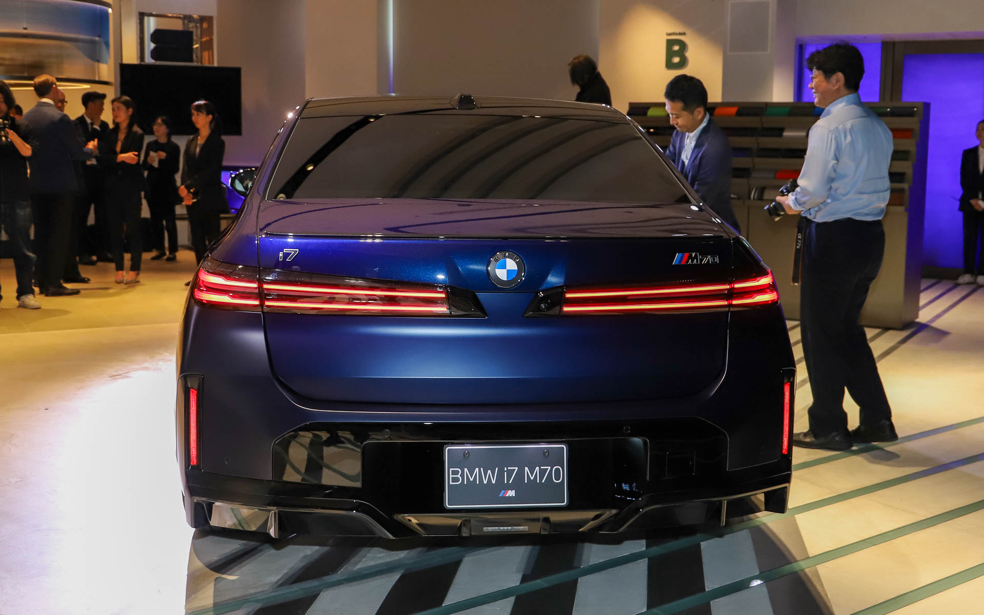 特徴的なフロントデザインと、シンプルなリアデザイン