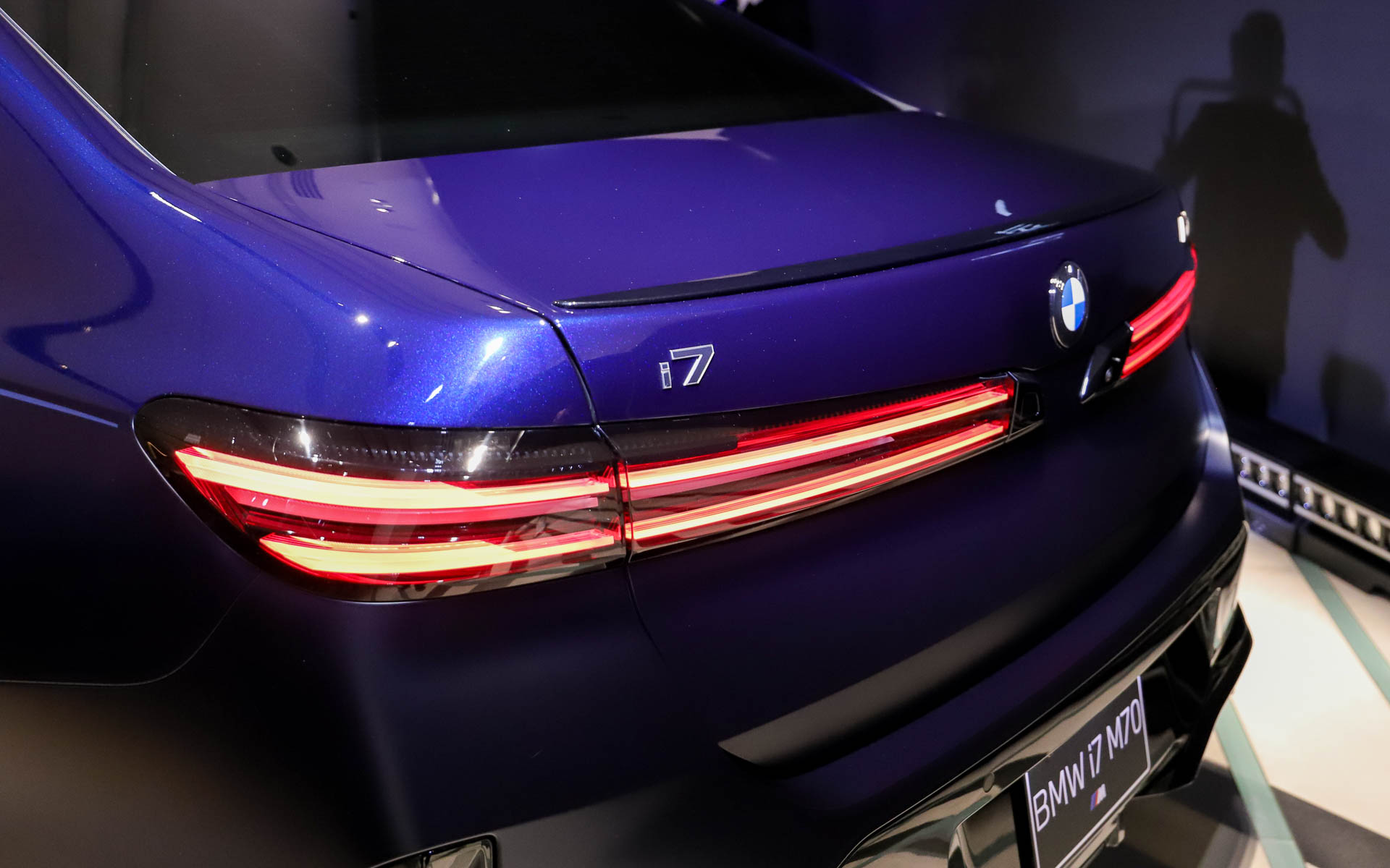 水平デザインのリアランプ