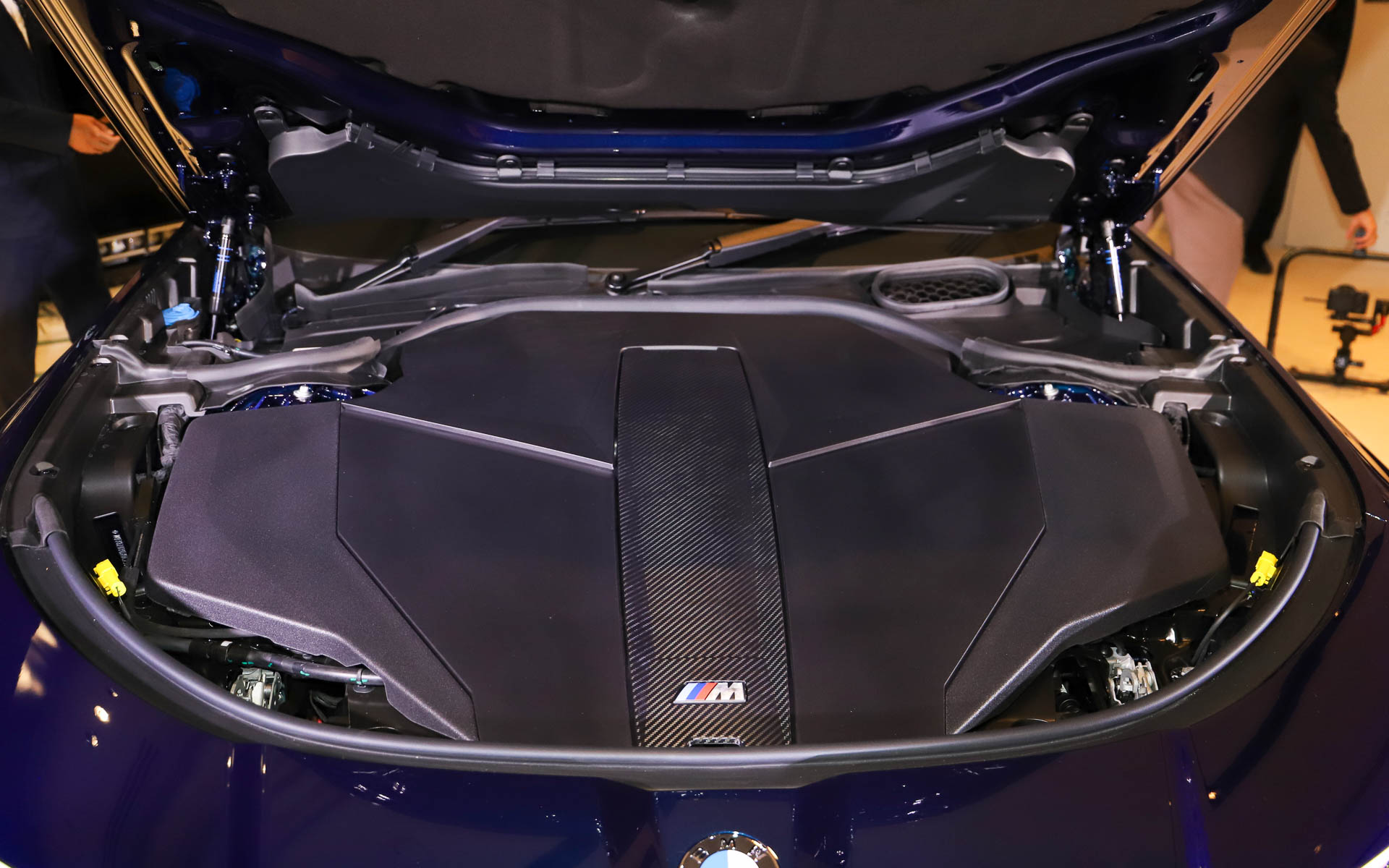 ボンネット内はカバーでおおわれている