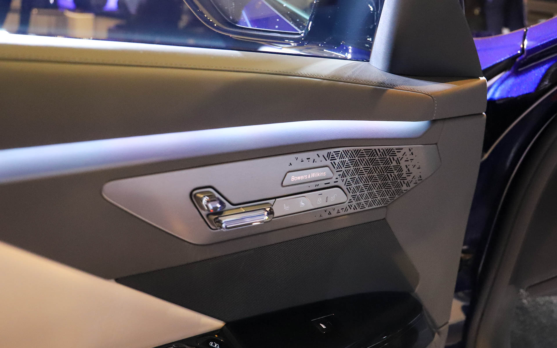 Bowers＆Wilkinsのスピーカーを搭載。カバーにもこだわり