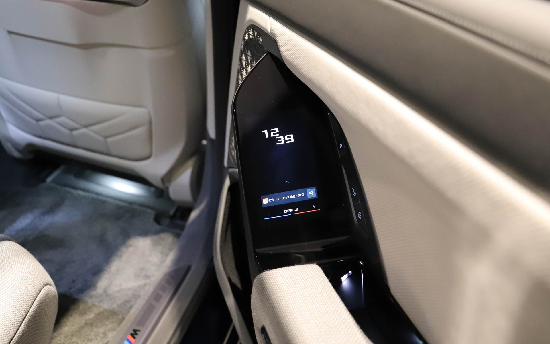 リアドアにはタッチスクリーンが組み込まれる