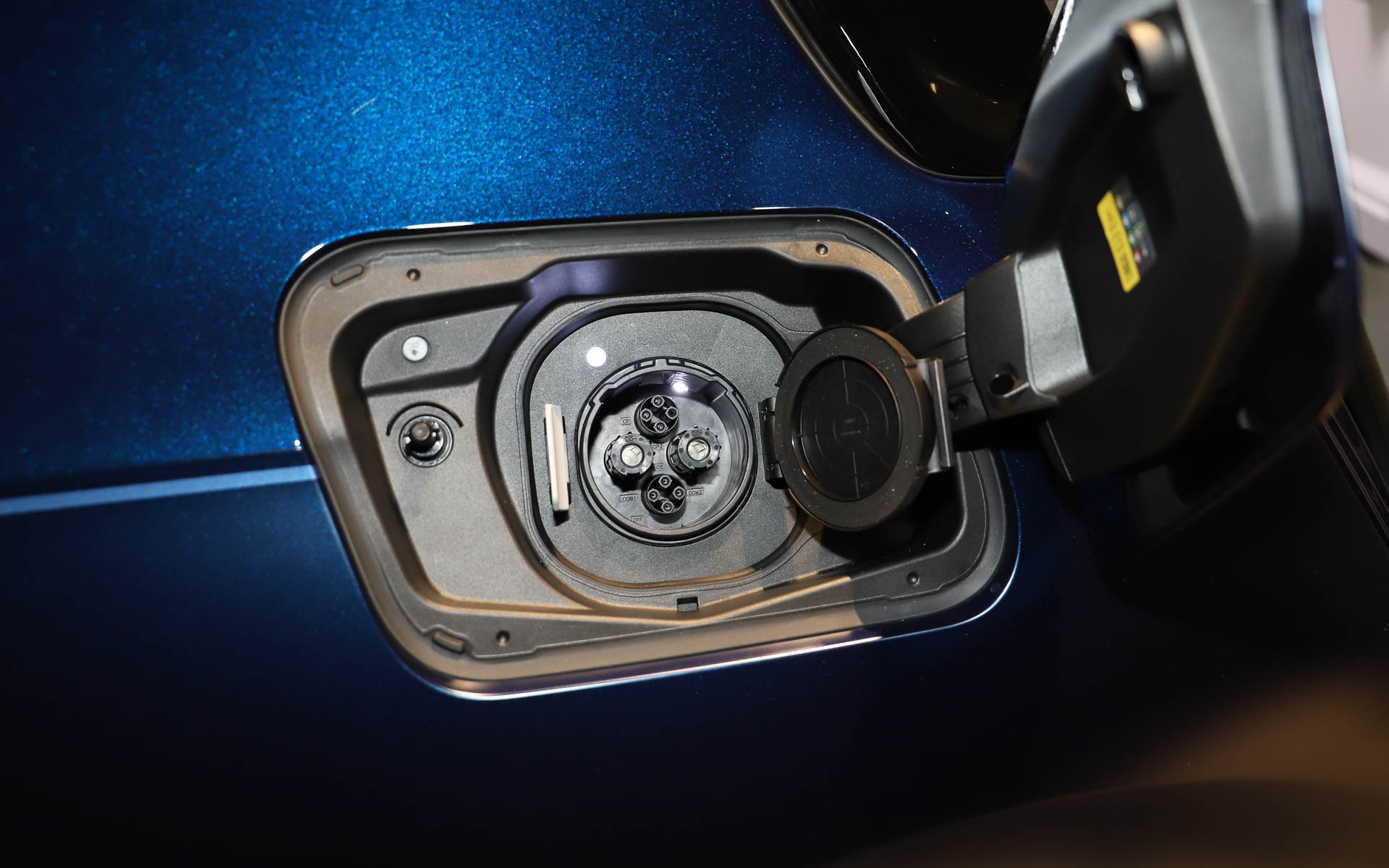 EVなので充電口を設定