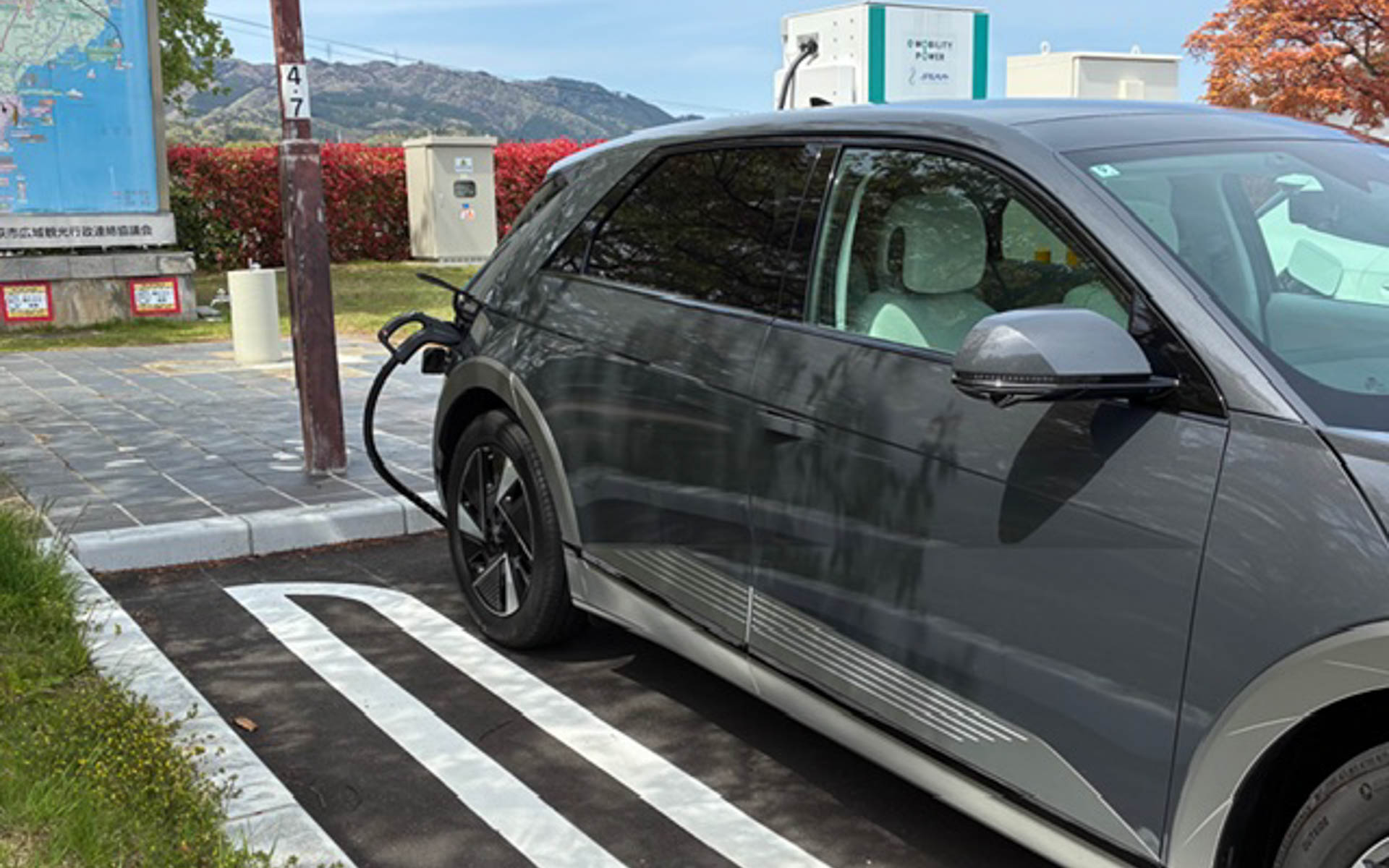 常磐道、中郷SAでの充電。今回のアイオニック5での旅で初めての充電。本当にこれでいいのかな、と思いながら充電できたときはホッとした