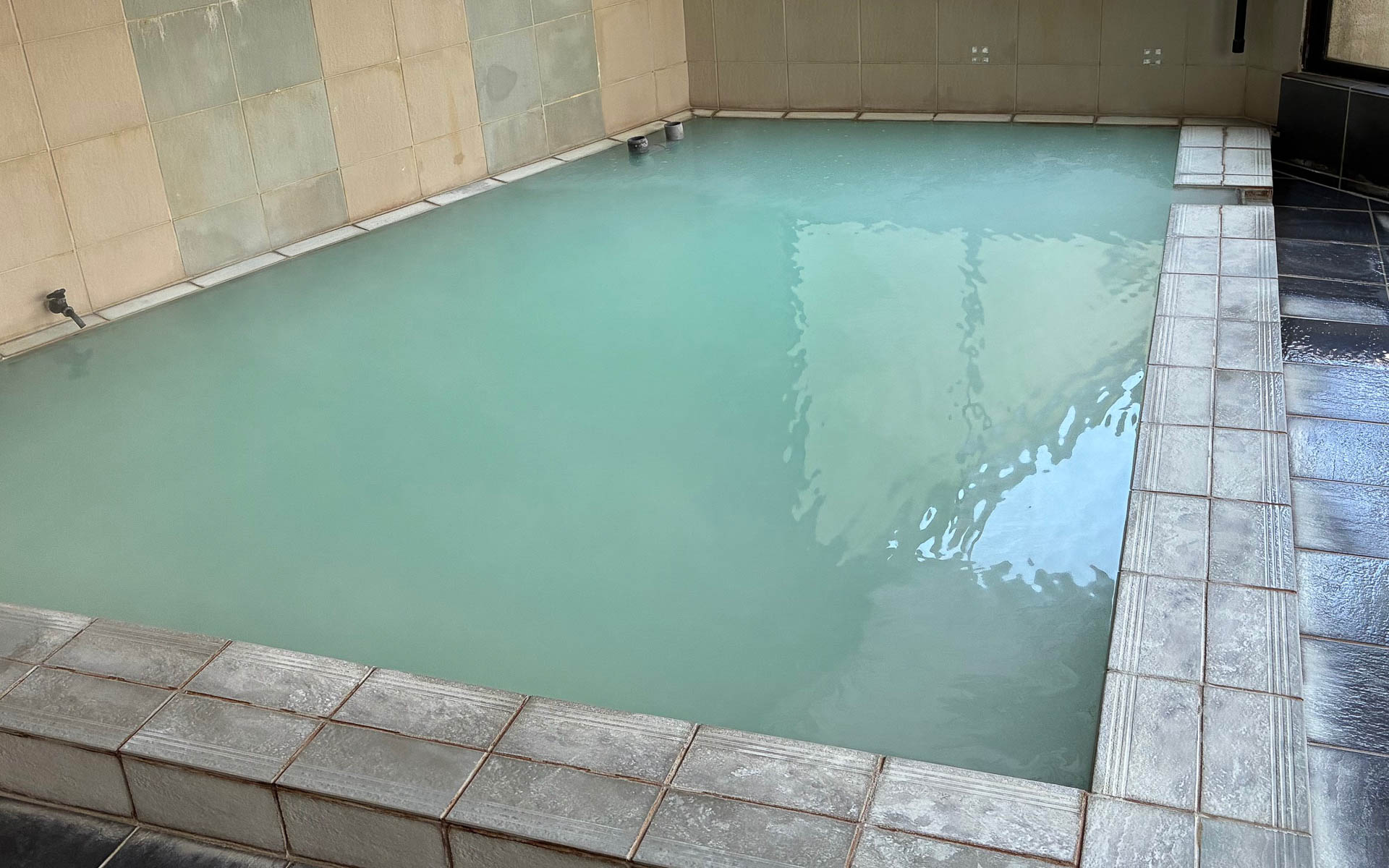 猪苗代の中ノ沢・沼尻温泉の大阪屋の温泉。白濁した温泉は匂いもなくちょうどいい熱さ。日によって透明なお湯になるという不思議なお湯だった