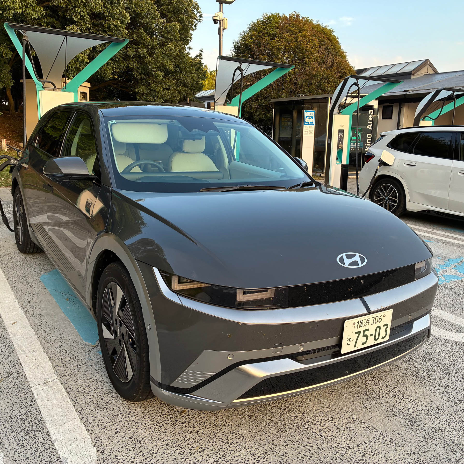 最後の急速充電は常磐道友部SA。90kWが6口あり、土曜日の上り線は充電器にひっきりなしにクルマがやってくる