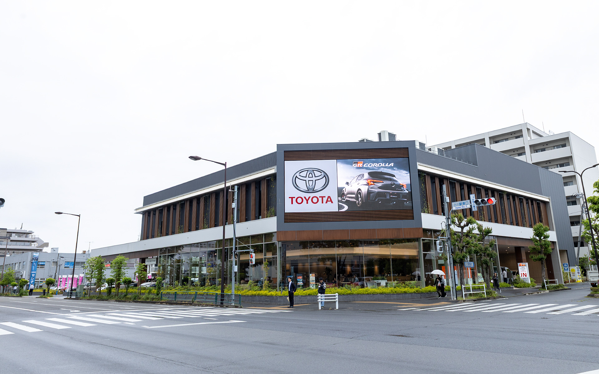 今回の取材場所となったのは、東京都小平市にある「トヨタモビリティ東京 小平BS前店」。TEEMO、eモビリティパワーの両方の充電器を設置してある