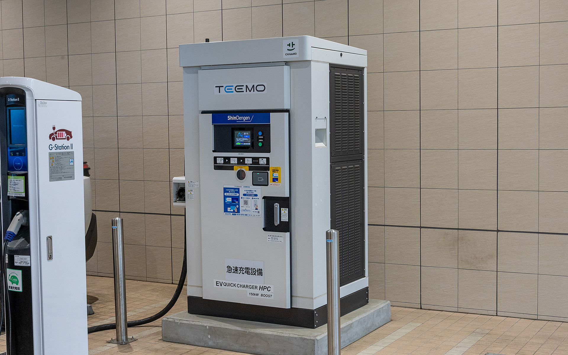 TEEMO充電器。150kWの急速充電器となっている。設置数や充電口の数は、店舗によって異なるそうだ