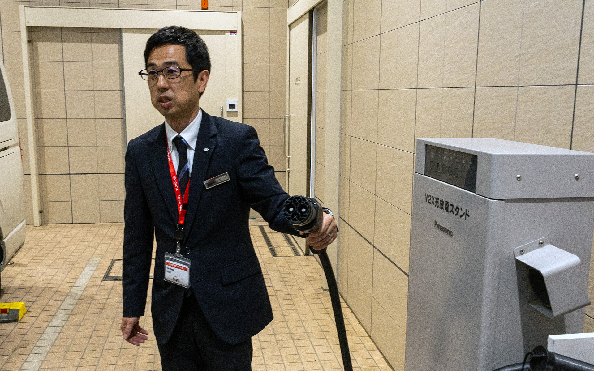 トヨタモビリティ東京　小平BS前店ではV2Hスタンドも設置している。トヨタホームと連携しているので、自宅に充電器設置の検討にも対応。バッテリEVのある生活を丸ごとサポートできる体制だ