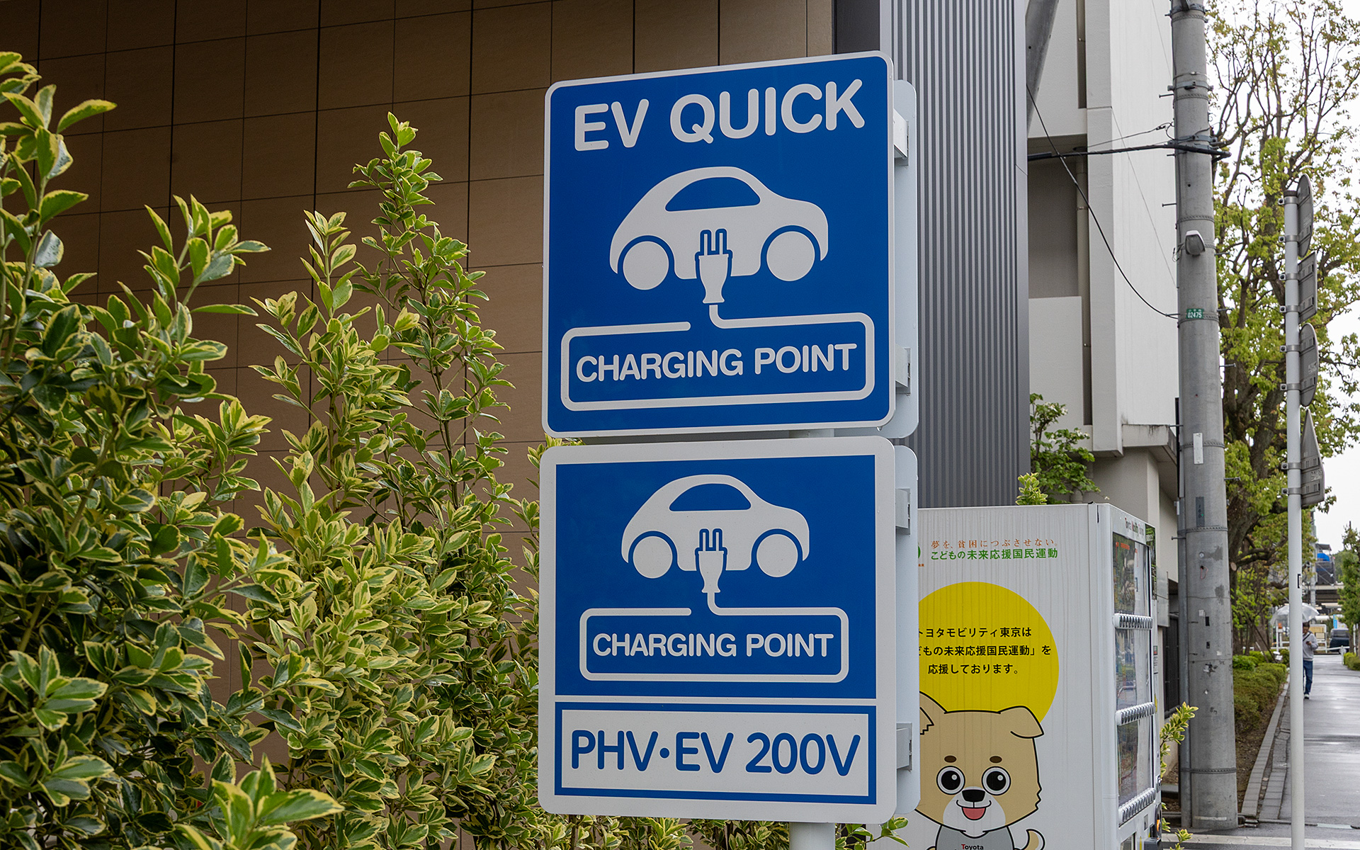 トヨタが公表している数字ではないが、現在ガソリンスタンドの数は、全国で約2万7009カ所となっていて、それに対してEV充電スポット（拠点ベース）は約2万6300カ所（とほぼ同じ数となっている。充電スポットが少ないと言っていた時代は過去のもののようだ