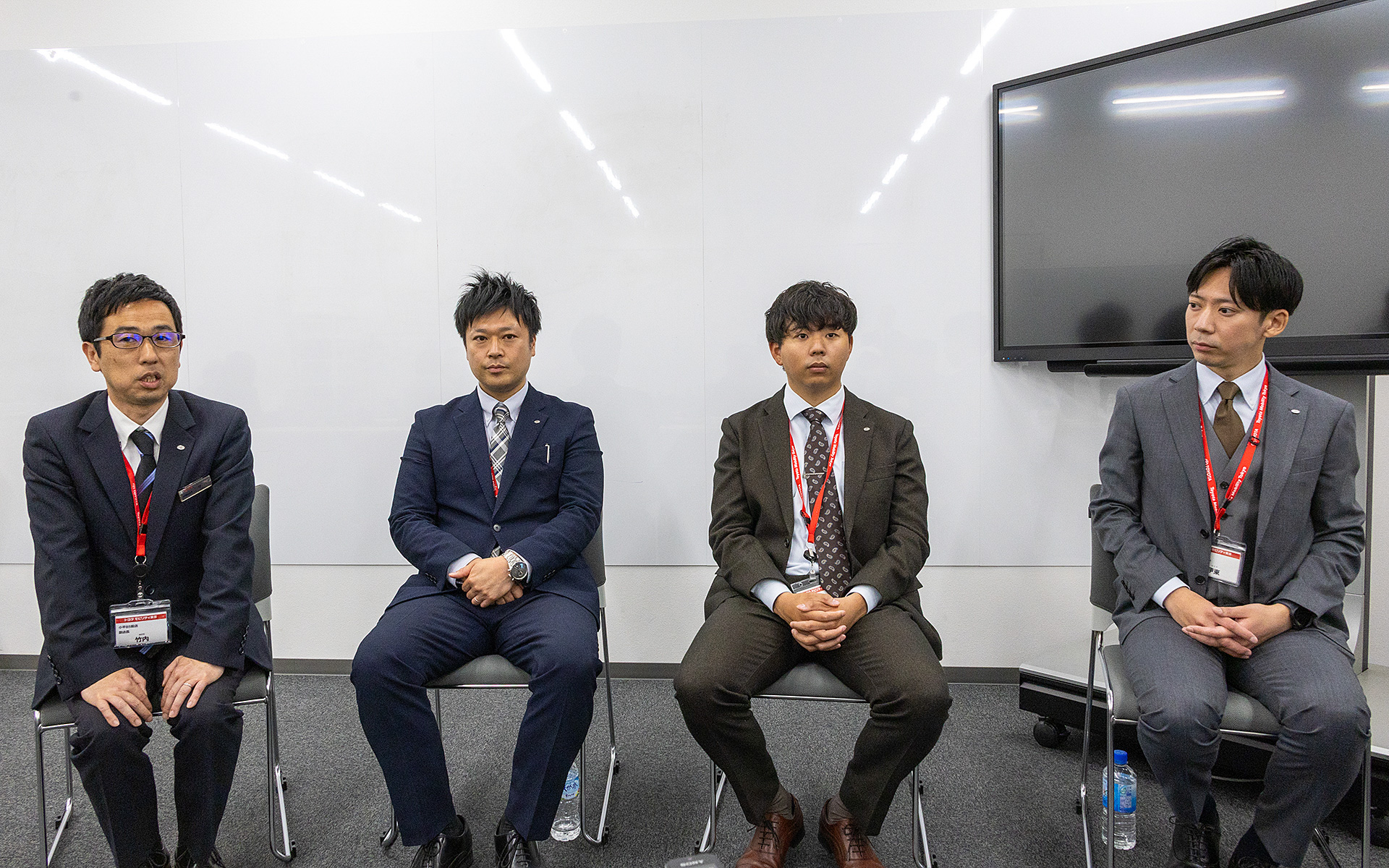 取材会に参加をした販売店の方々。販売の現場でバッテリEVがどのような立ち位置にあるのか？　購入されたお客さまの反応はどんなものなのか？　といった通常の取材会では聞くことができない貴重なお話を聞くことができた