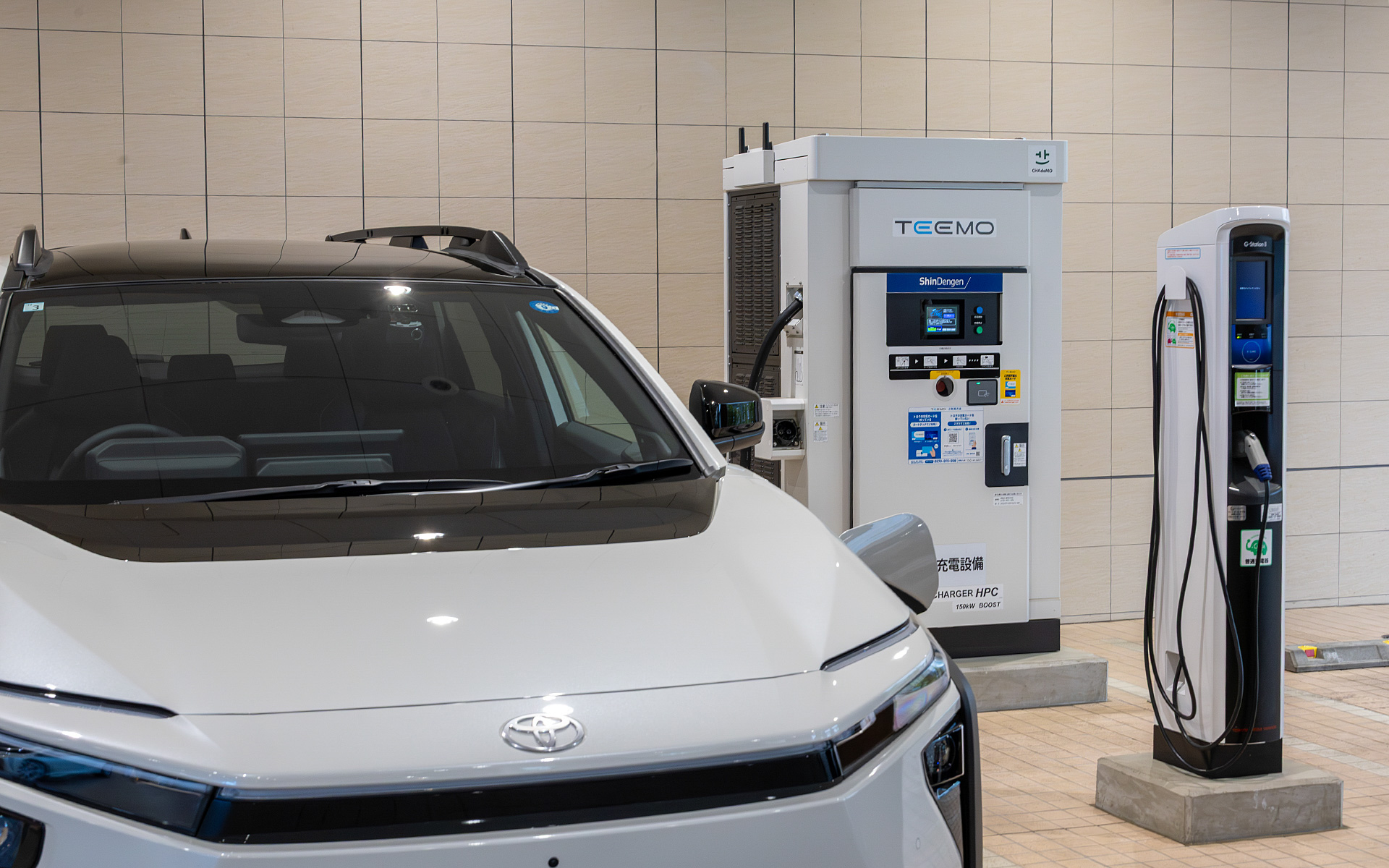 大きなショッピングモールの駐車場では、バッテリEV専用の駐車スペースが設けられていることが多く、そこを利用することで、店舗入り口から近かったり、混んでいても優先的に駐車できたりするメリットがあるそうだ