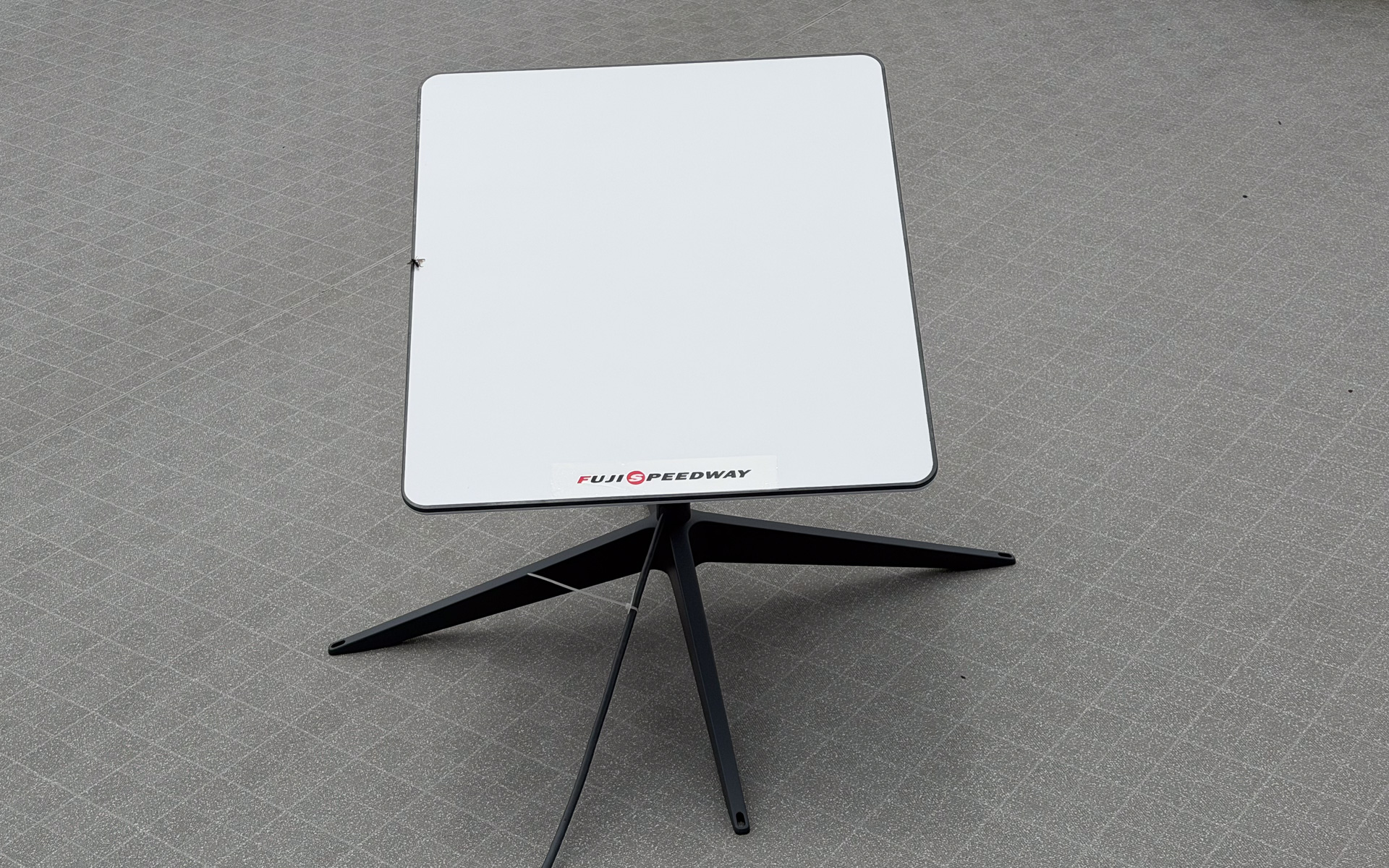 オートポリスのパドックビル屋上に設置されたスターリンク受信機。富士スピードウェイからの貸出機になる