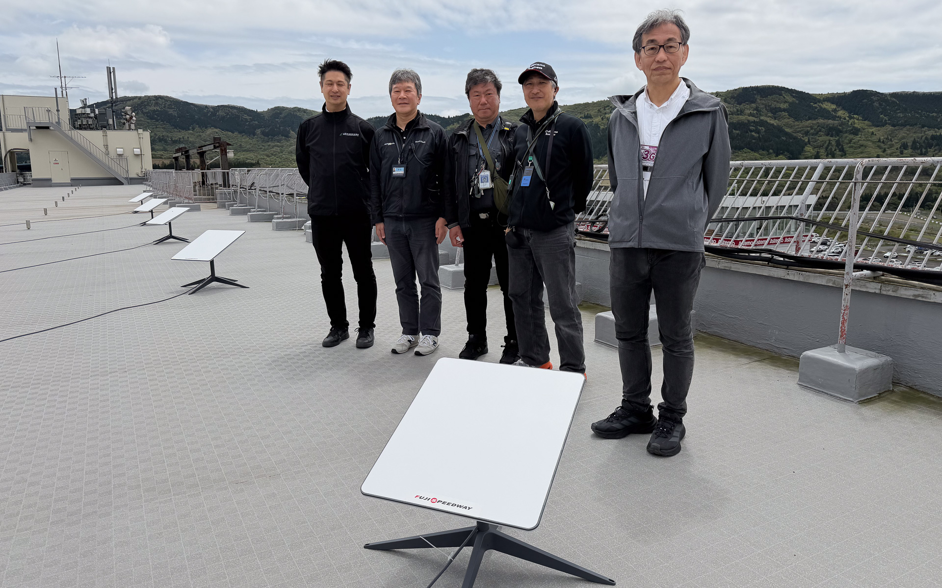 左から、一般社団法人日本自動車会議所 加地雅哉委員長、株式会社オートポリス 営業部門長 得田浩一氏、一般社団法人モータースポーツ観光推進協議会 代表理事 吉井秀明氏、NTTドコモビジネス株式会社 イノベーションセンター テクノロジー部門 担当課長 里和勇人氏、同 ビジネスソリューション本部 主査 平松幹雄氏