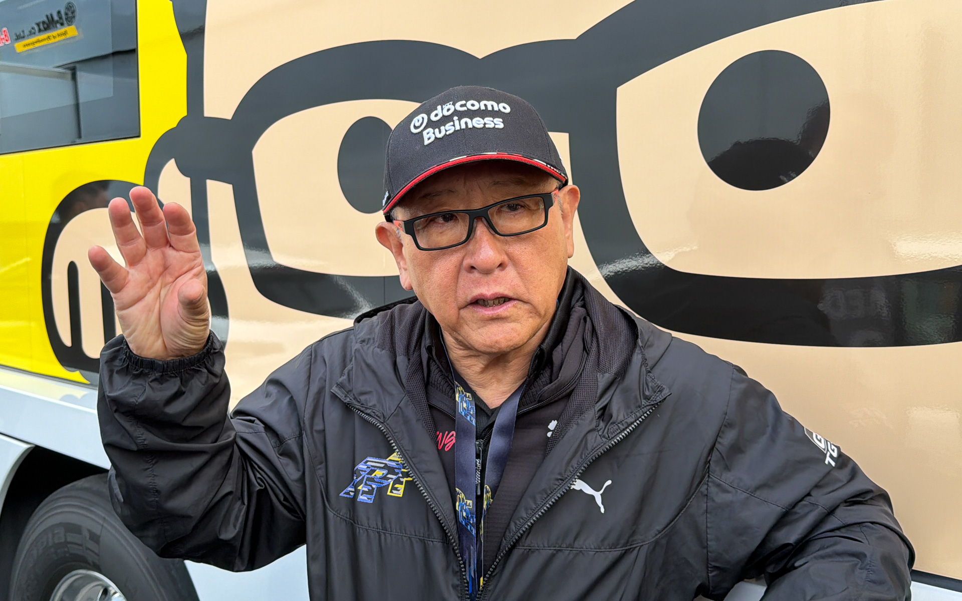 鈴木斗輝哉選手のスーパーフォーミュラ・ライツ第2戦欠場について説明を行なうルーキーレーシングオーナー兼トヨタ自動車 代表取締役会長 豊田章男氏